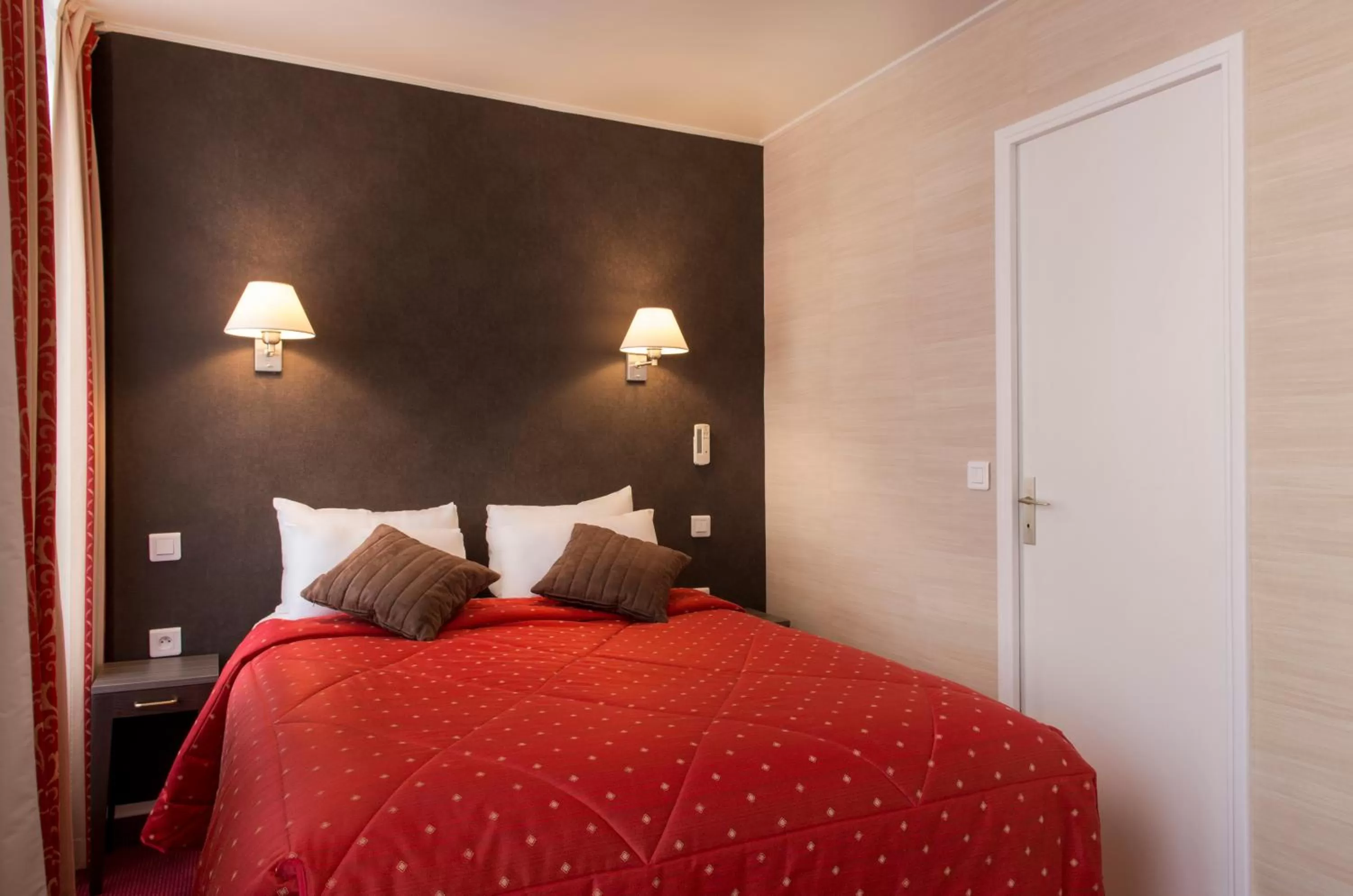 Bedroom, Bed in Abaca Messidor by Happyculture