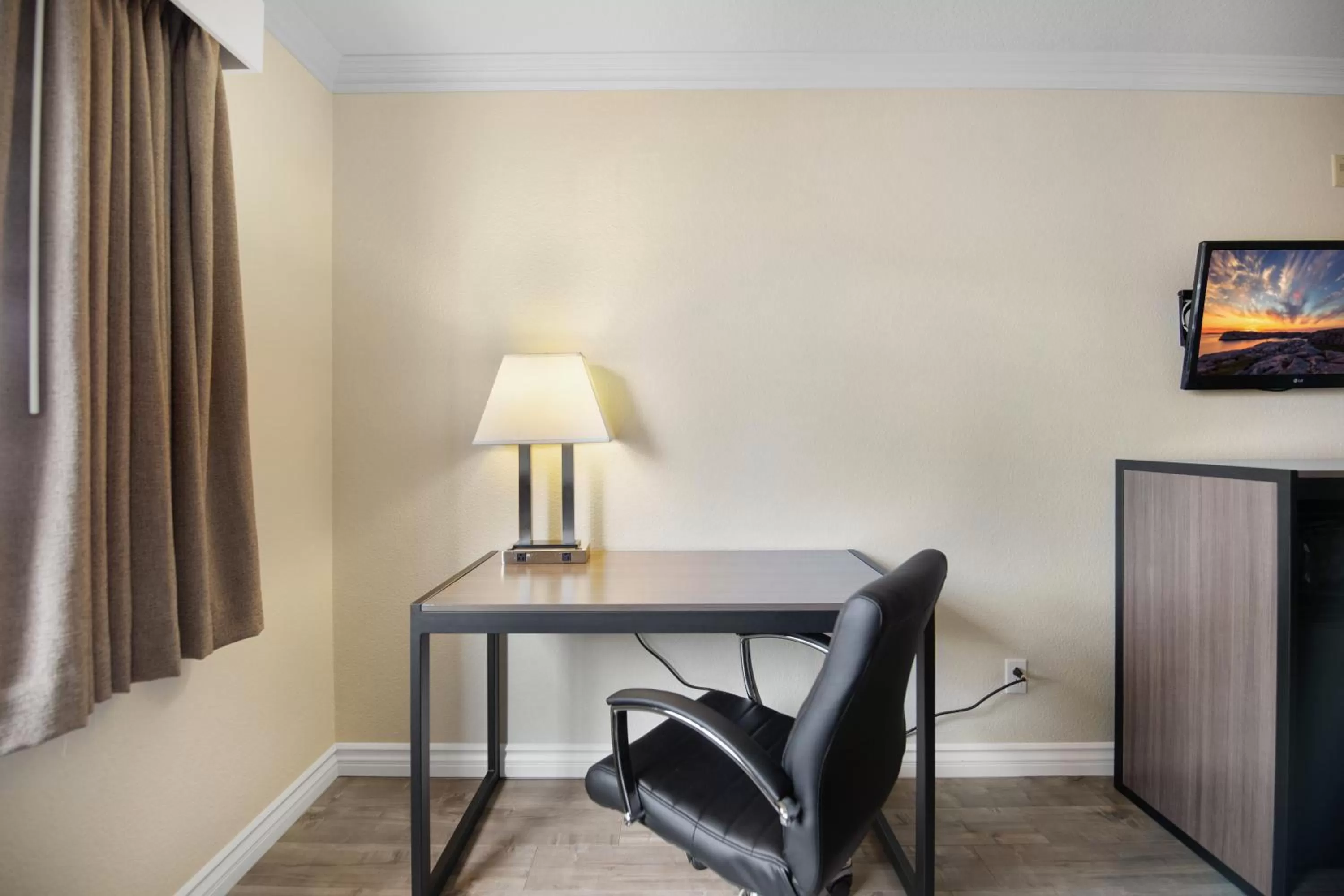 Seating area, TV/Entertainment Center in SureStay Hotel by Best Western Fontana