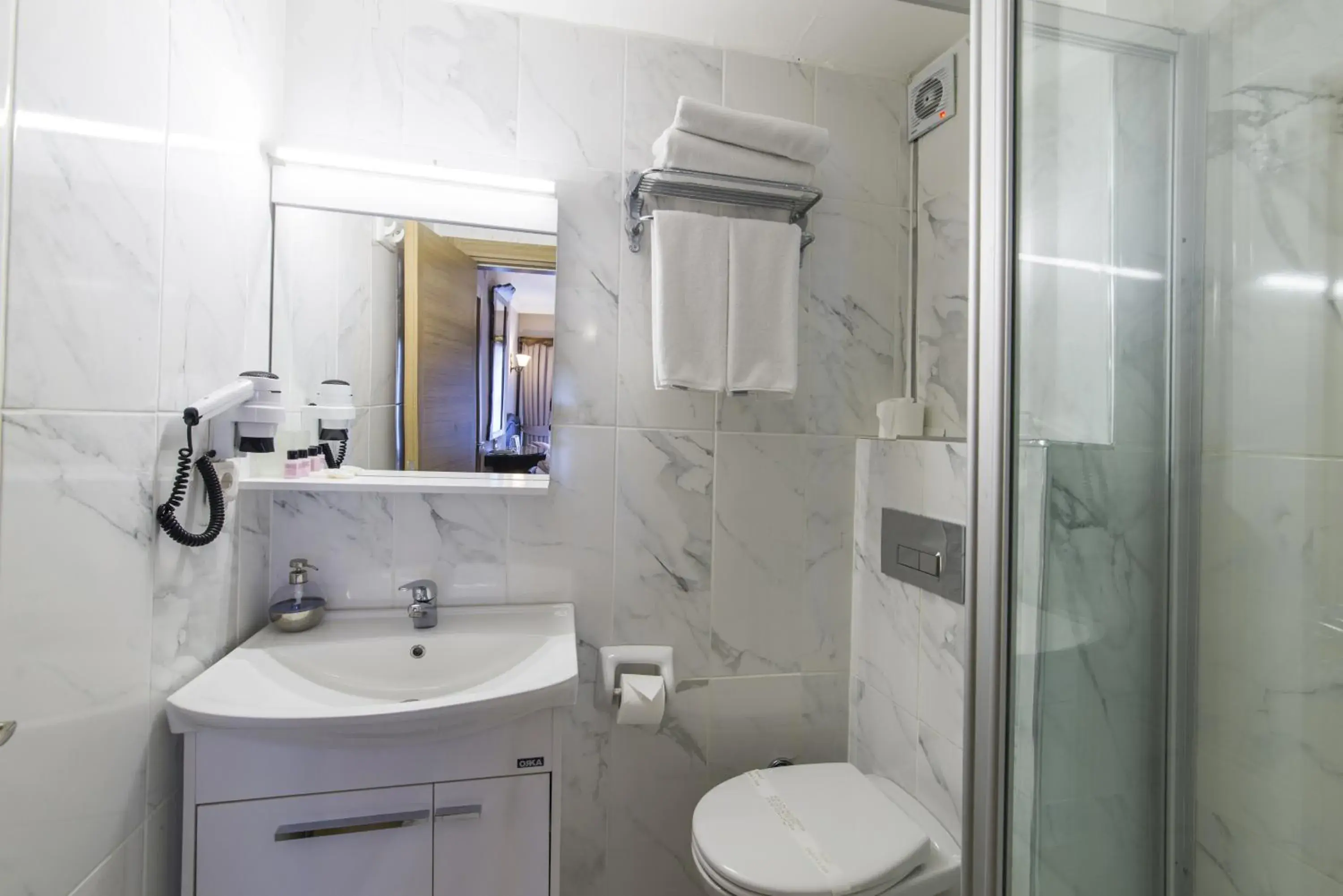 Bathroom in Hotel Naz Wooden House Inn