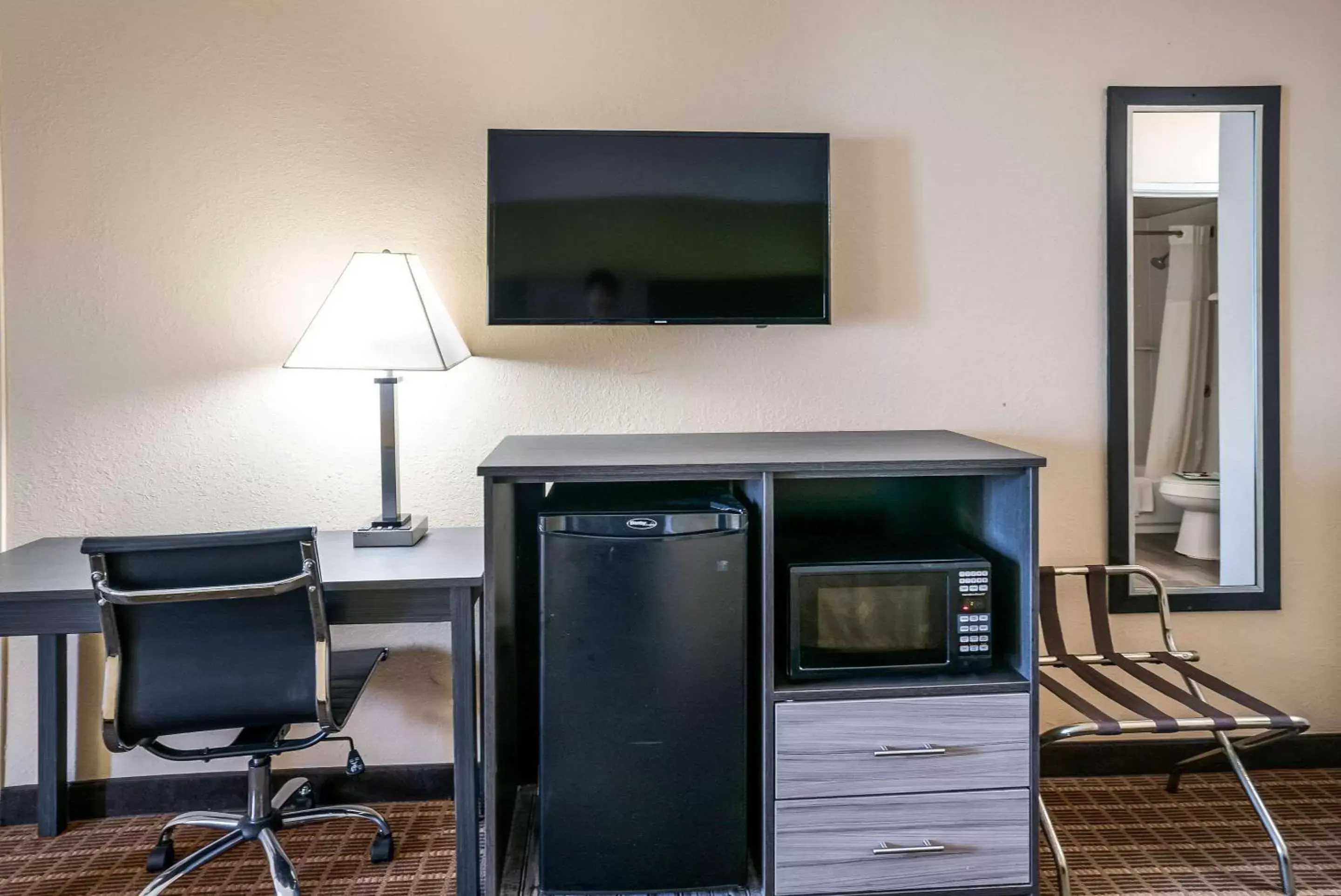 Photo of the whole room, TV/Entertainment Center in Quality Inn