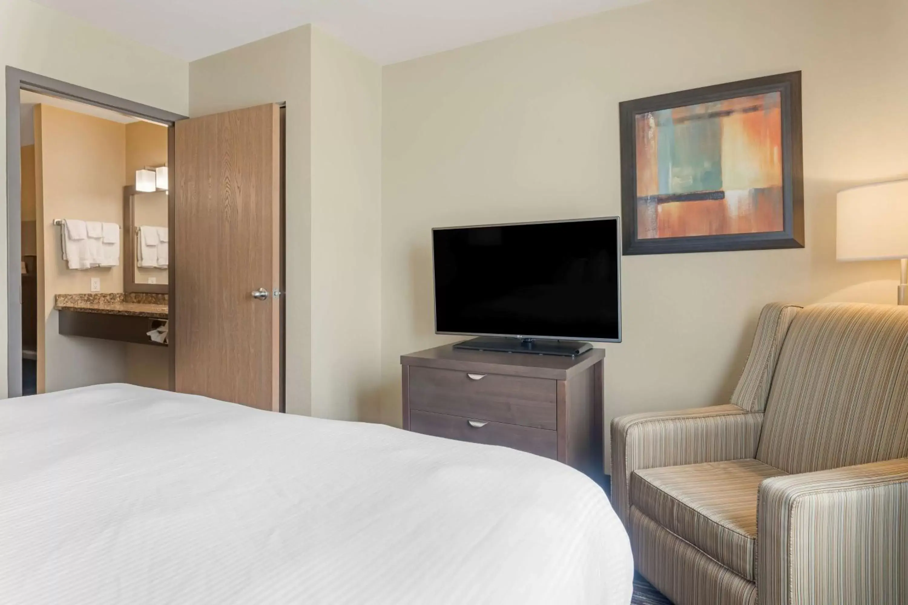 Bedroom, TV/Entertainment Center in BEST WESTERN PLUS Saint John Hotel & Suites