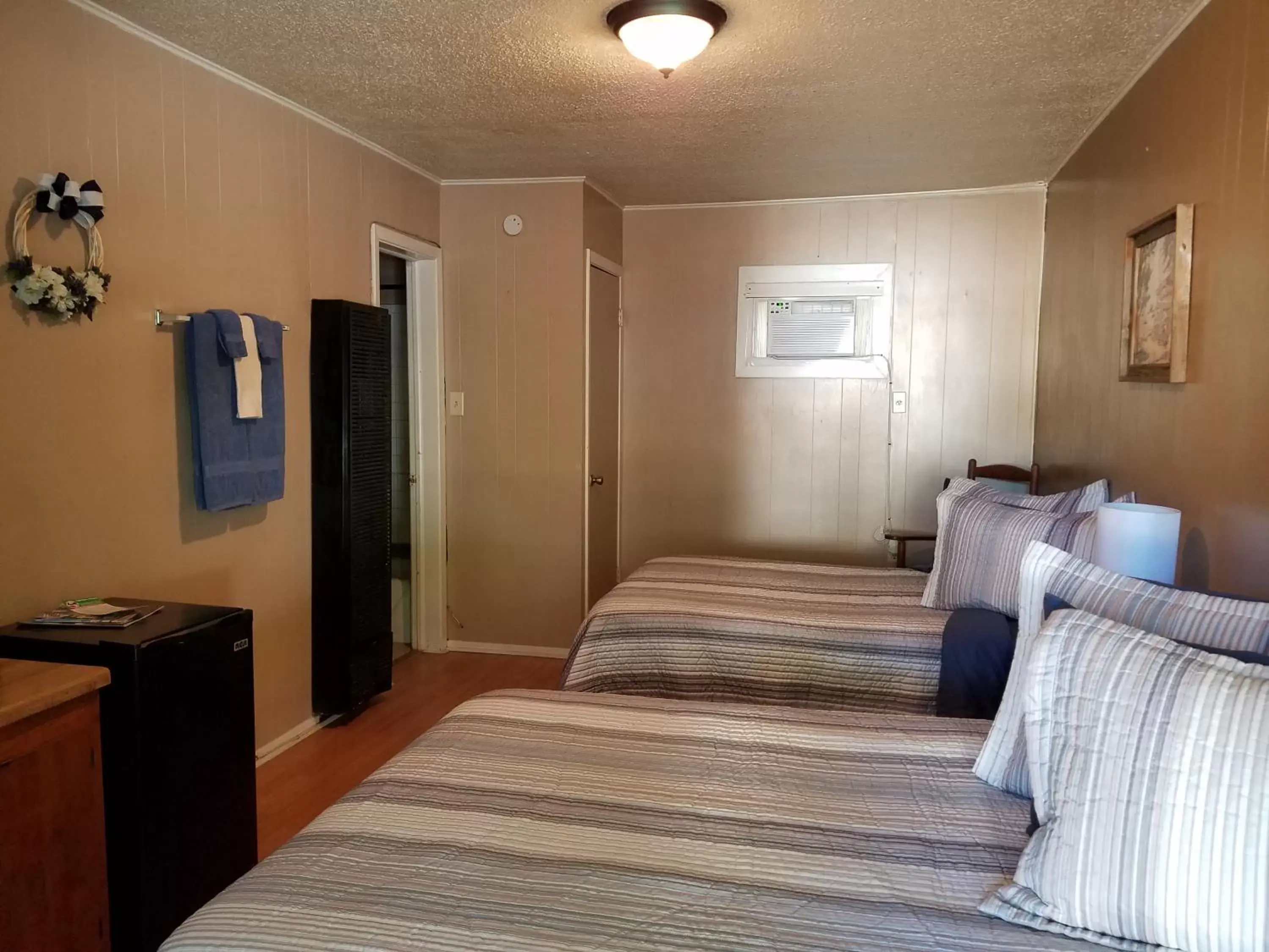 Photo of the whole room, Bed in Canton Motel