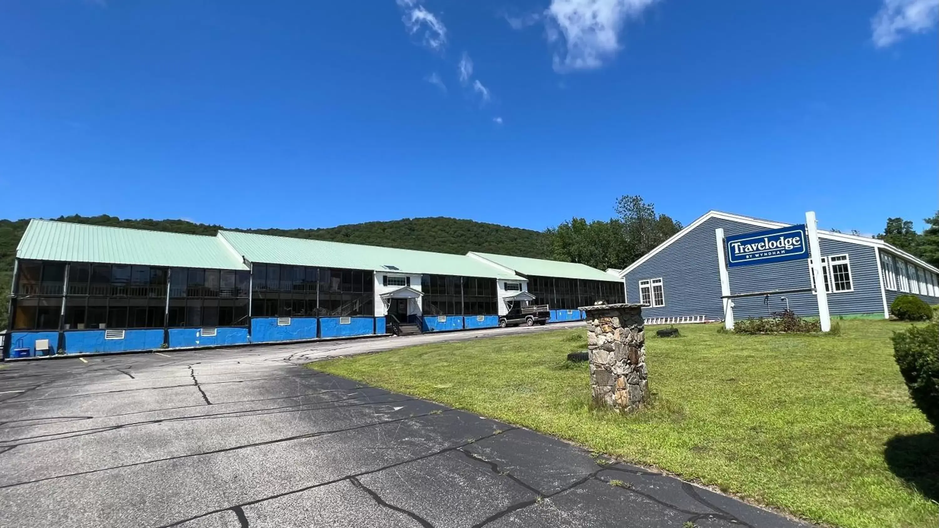 Property Building in Travelodge by Wyndham Lincoln Near White Mountain