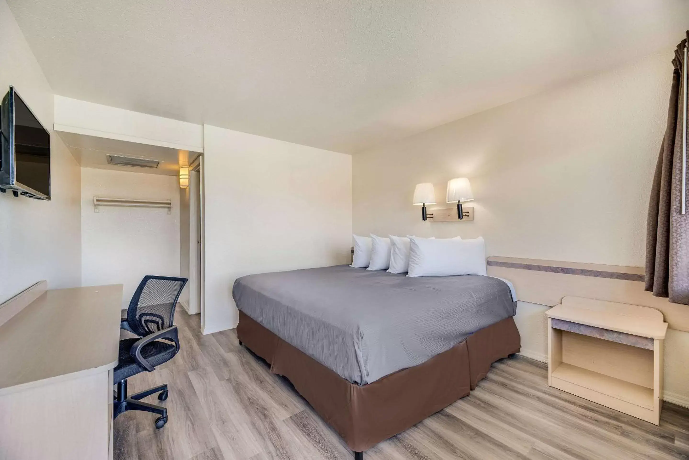 Bedroom, Bed in Econo Lodge Stockton near I-5 Fairgrounds