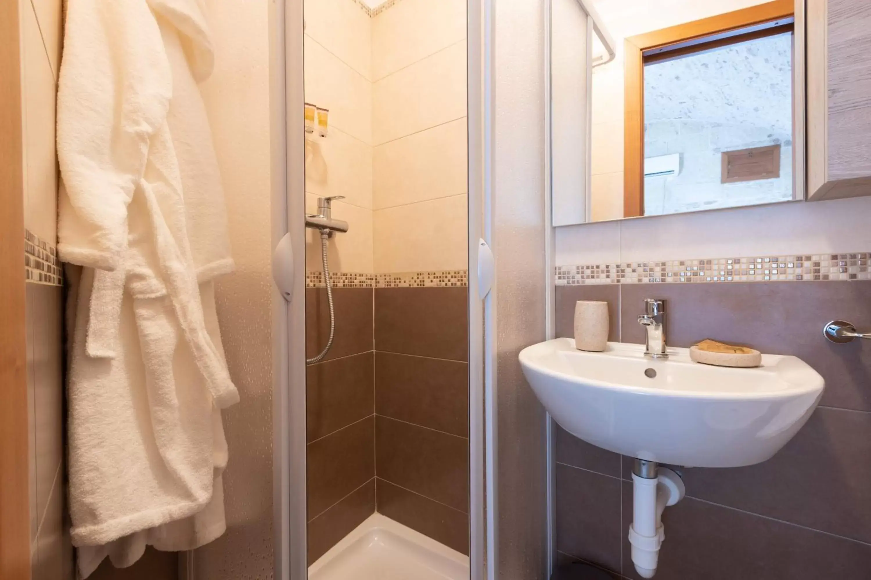 Shower, Bathroom in B&B La finestra sui Giardini