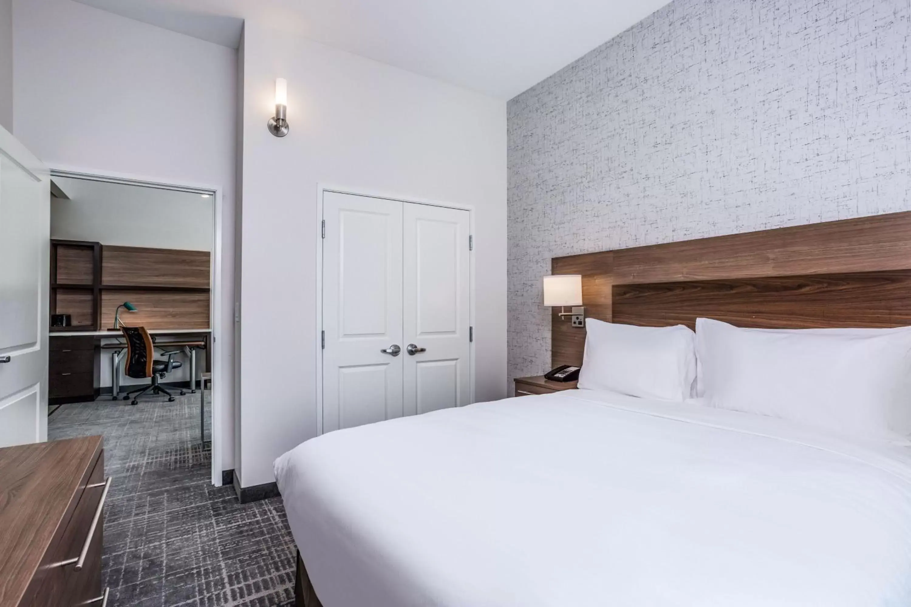 Bedroom, Bed in TownePlace Suites by Marriott Chicago Waukegan Gurnee