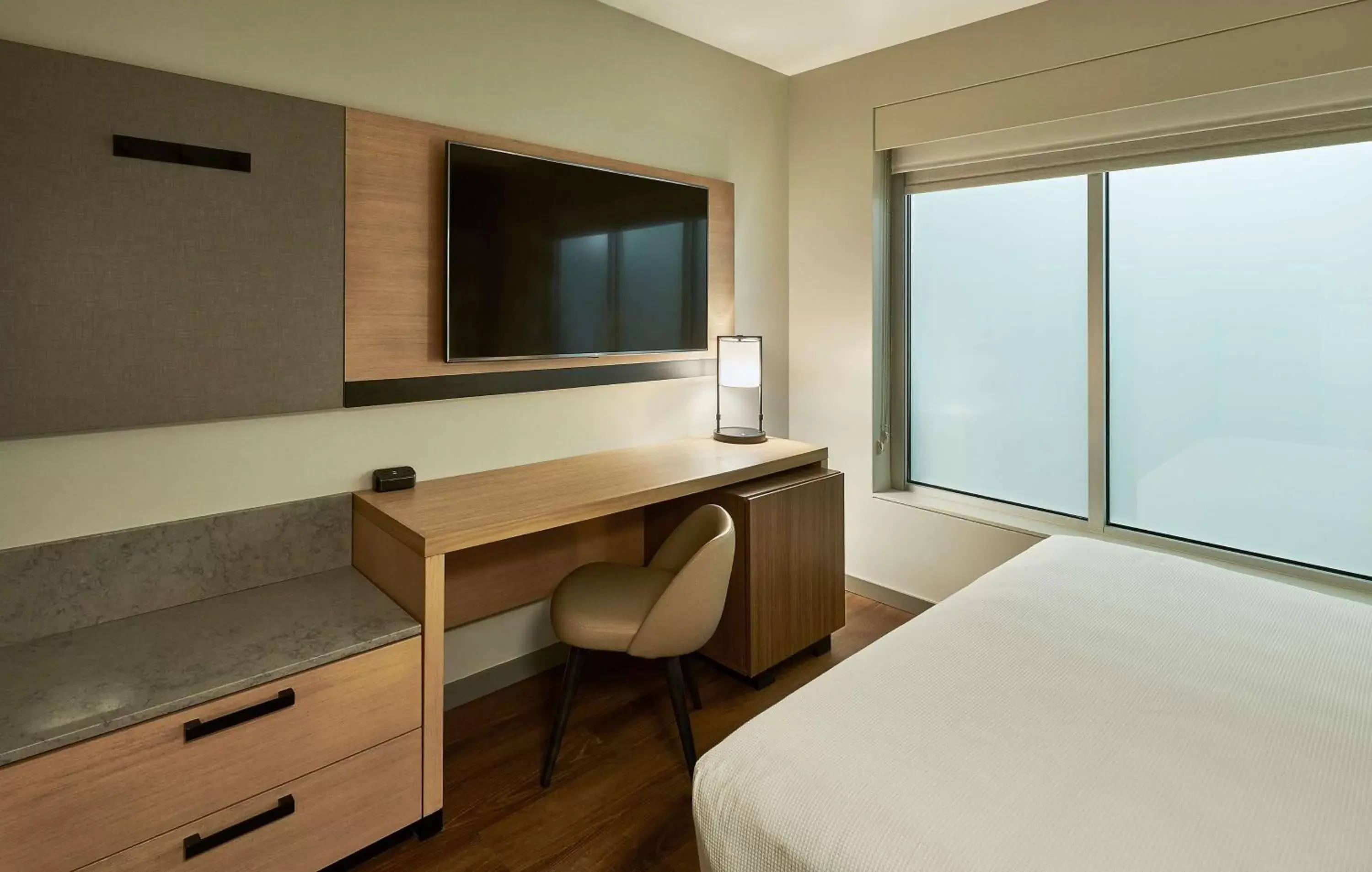 Bedroom, TV/Entertainment Center in Hyatt Place Toronto-Brampton