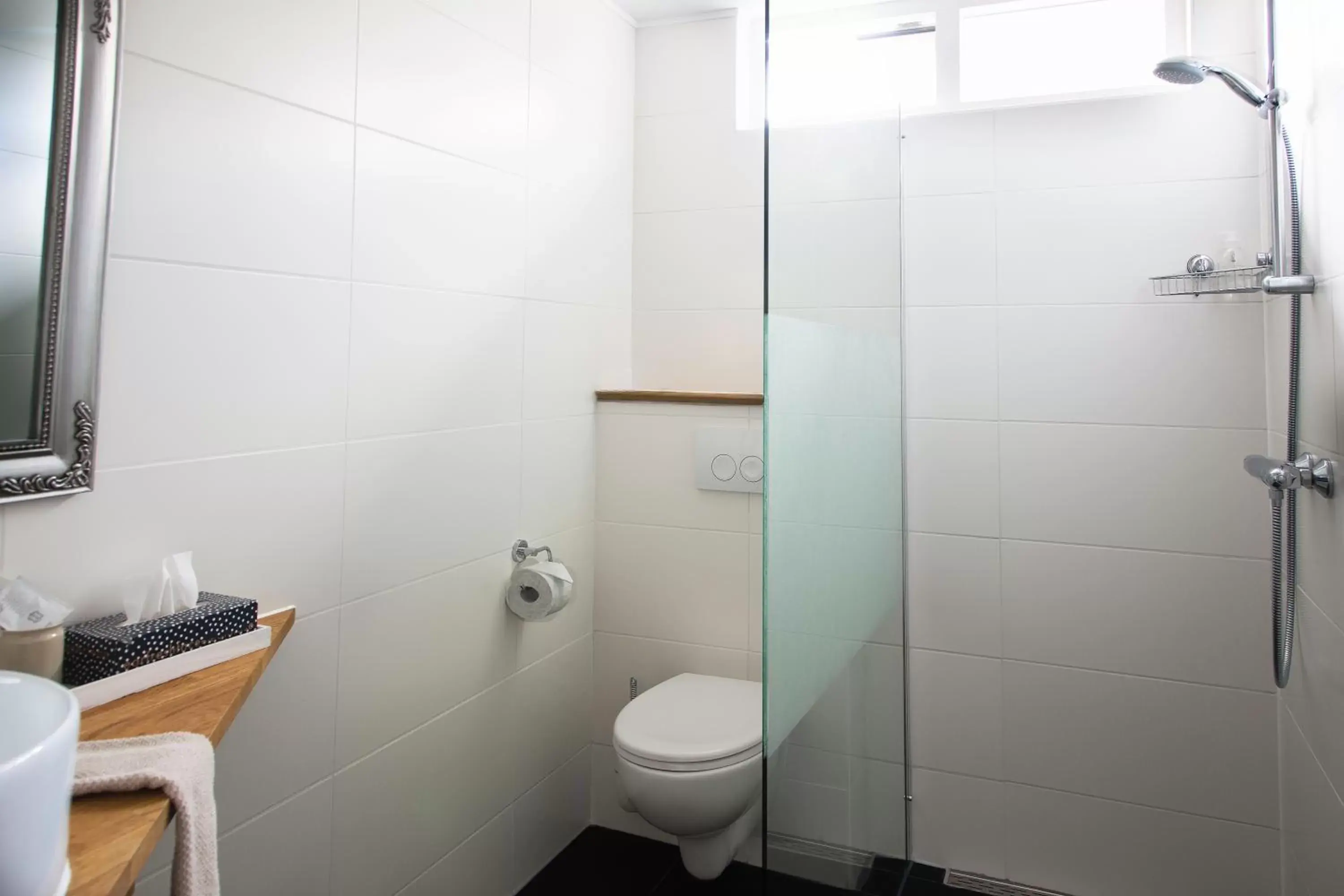 Property building, Bathroom in B&B Hoofddorp