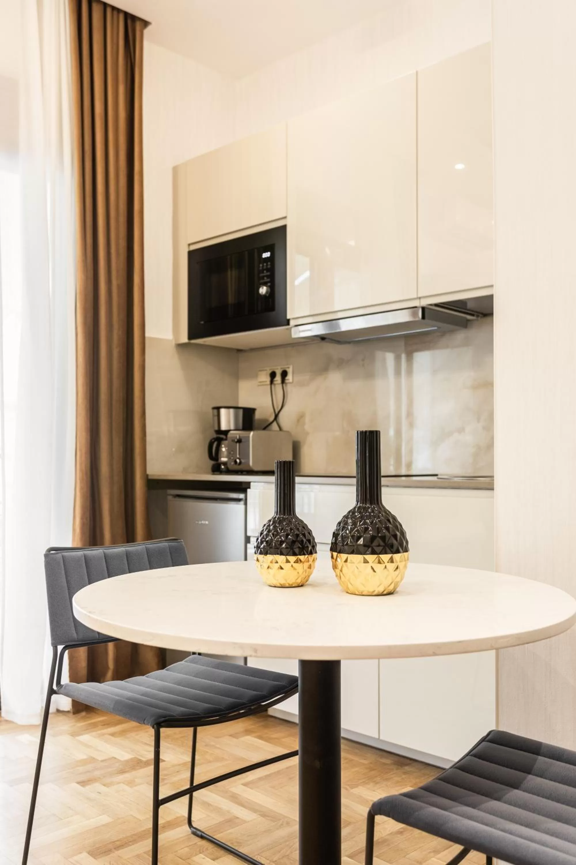Dining area in Nicholas Point Apartments and Rooms