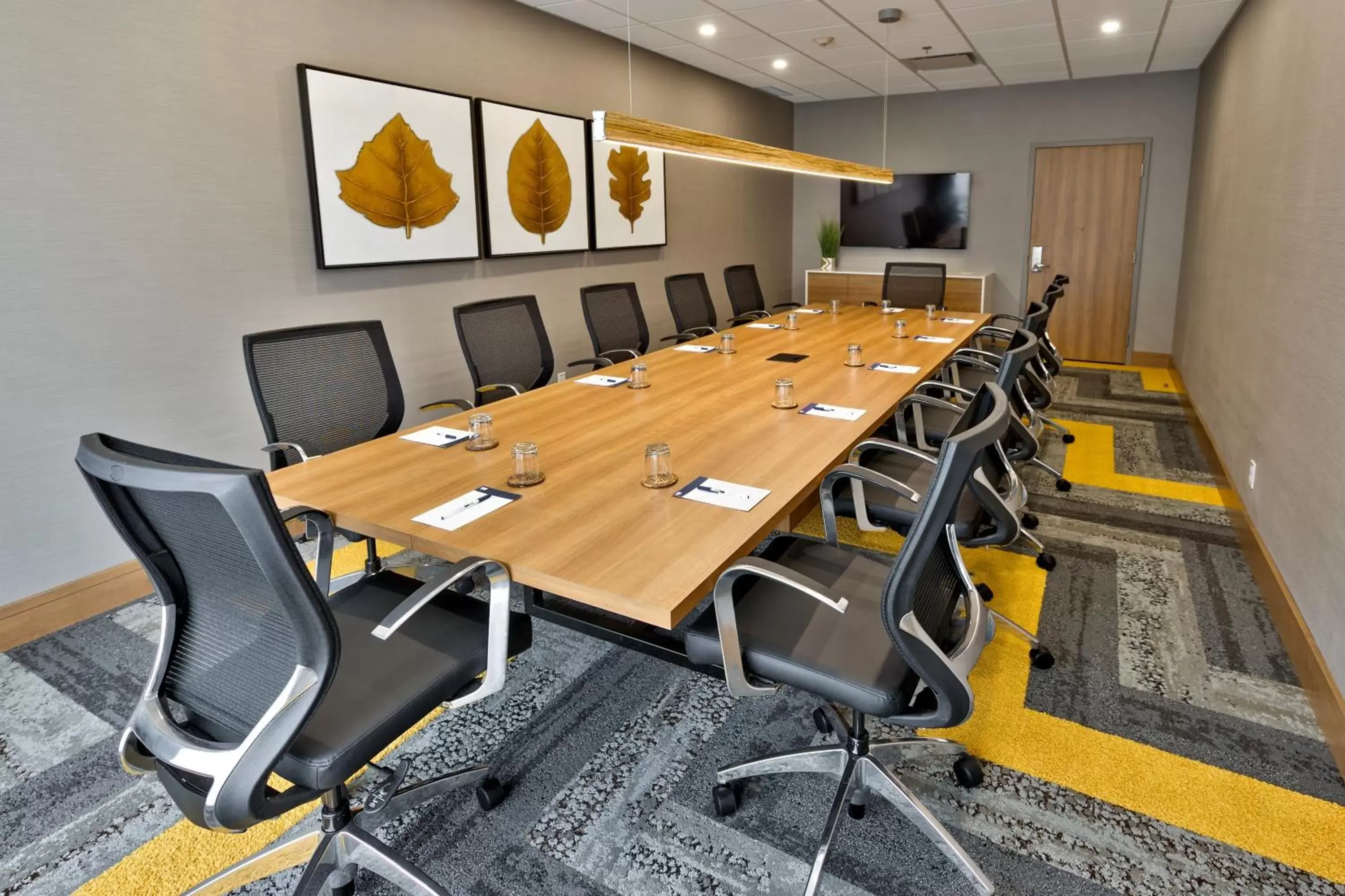 Meeting/conference room in Holiday Inn Express & Suites - Trois Rivieres Ouest, an IHG Hotel