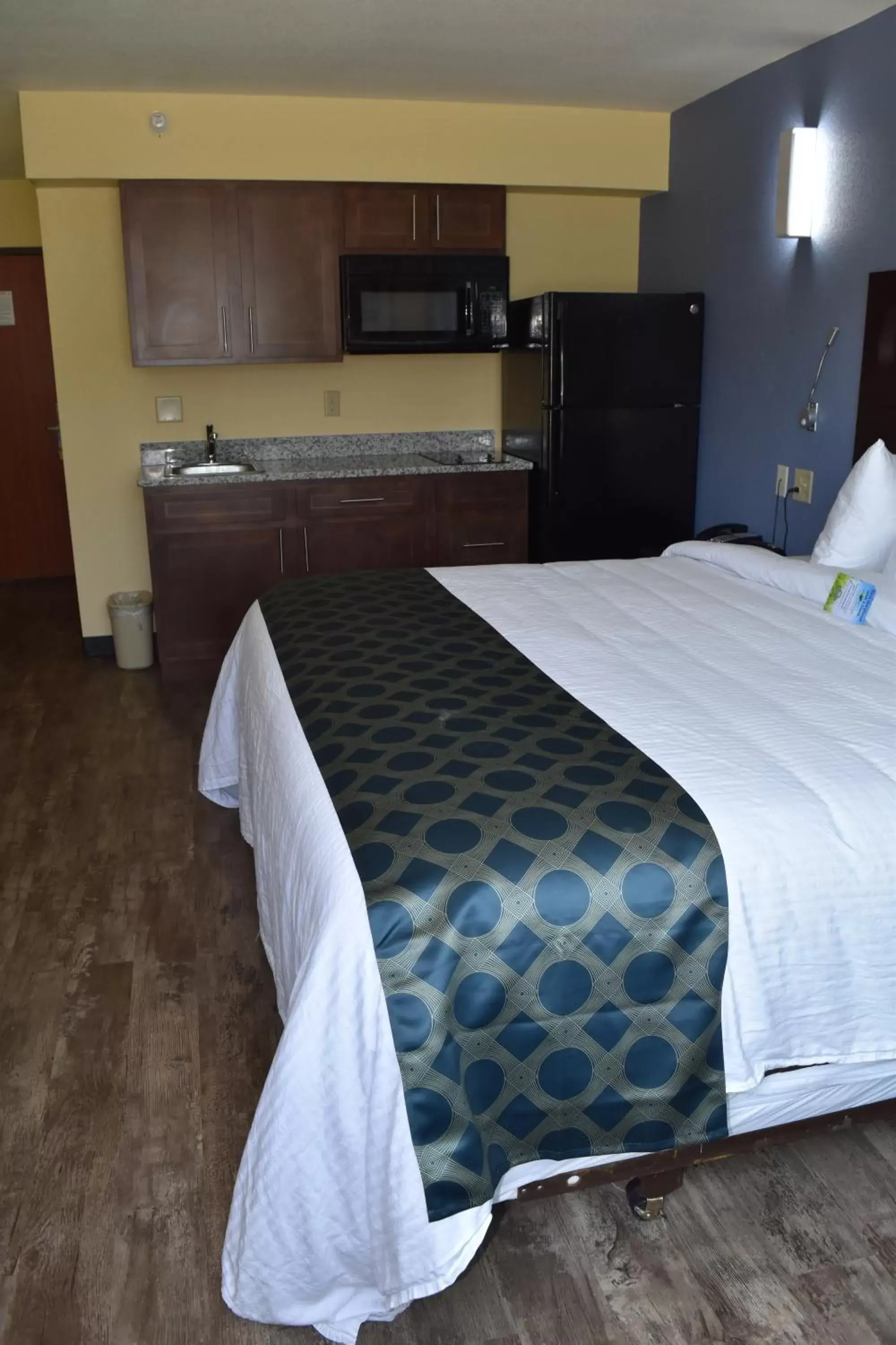 Kitchen or kitchenette, Bed in Days Inn by Wyndham New Orleans Pontchartrain