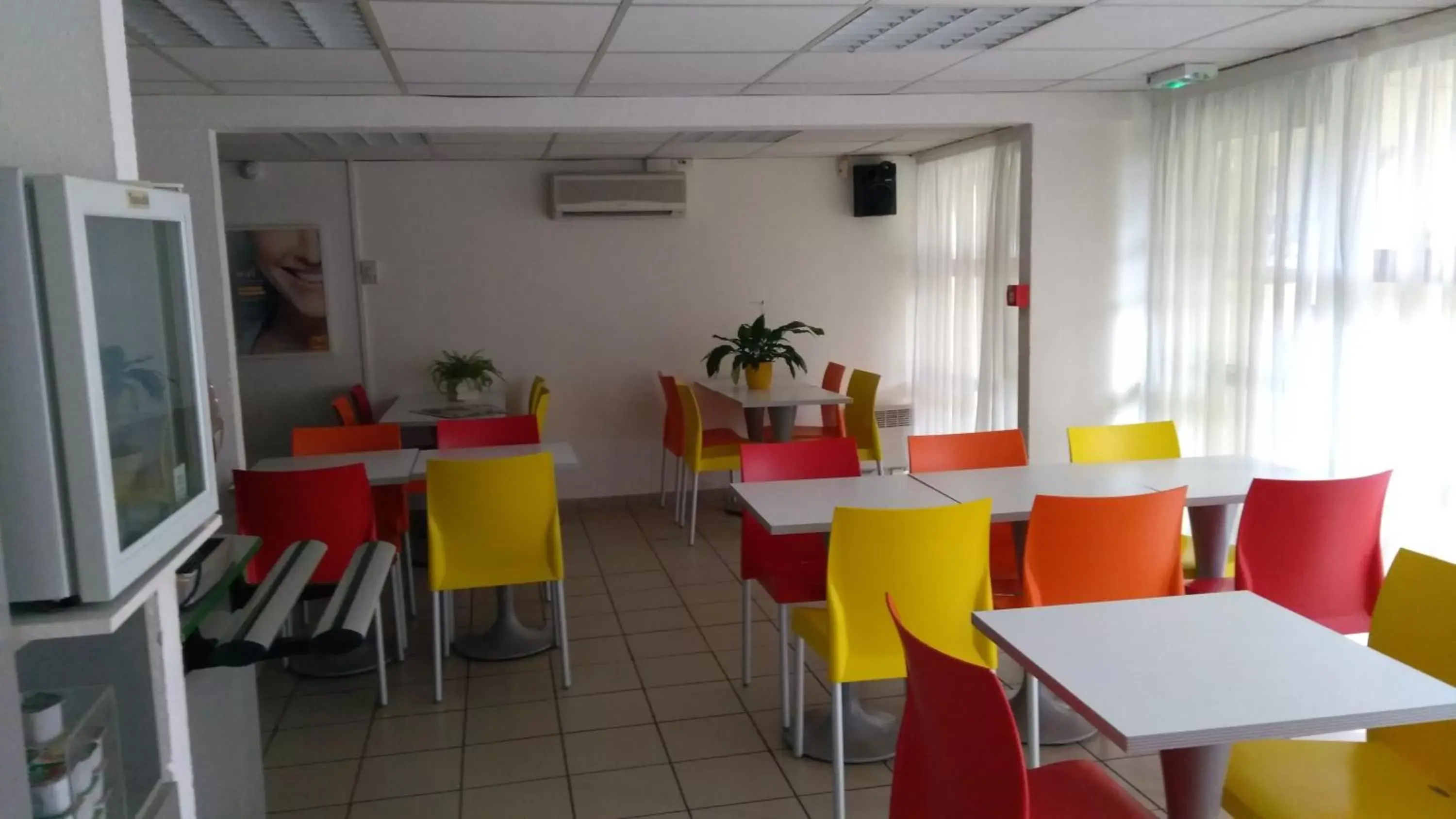 Area and facilities, Restaurant/Places to Eat in Premiere Classe La Rochelle Sud - Angoulins