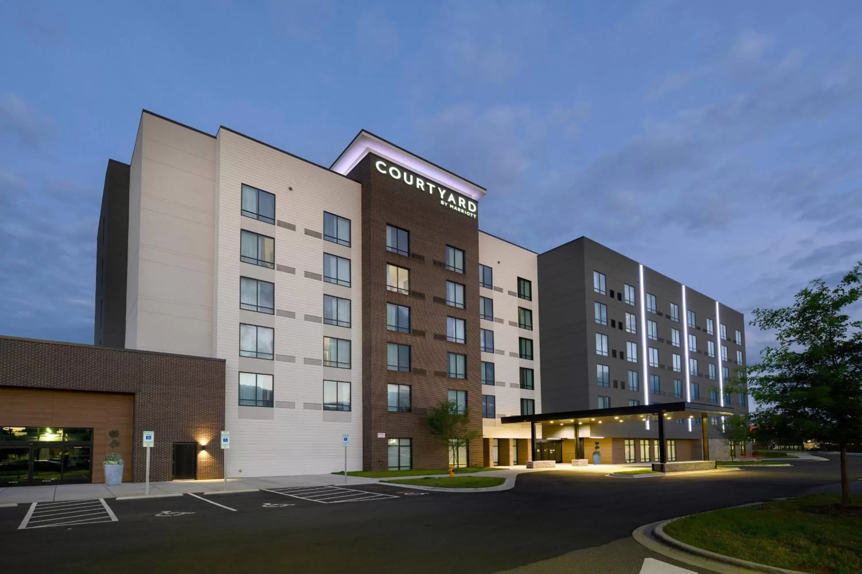 Property Building in Courtyard by Marriott Charlotte Waverly