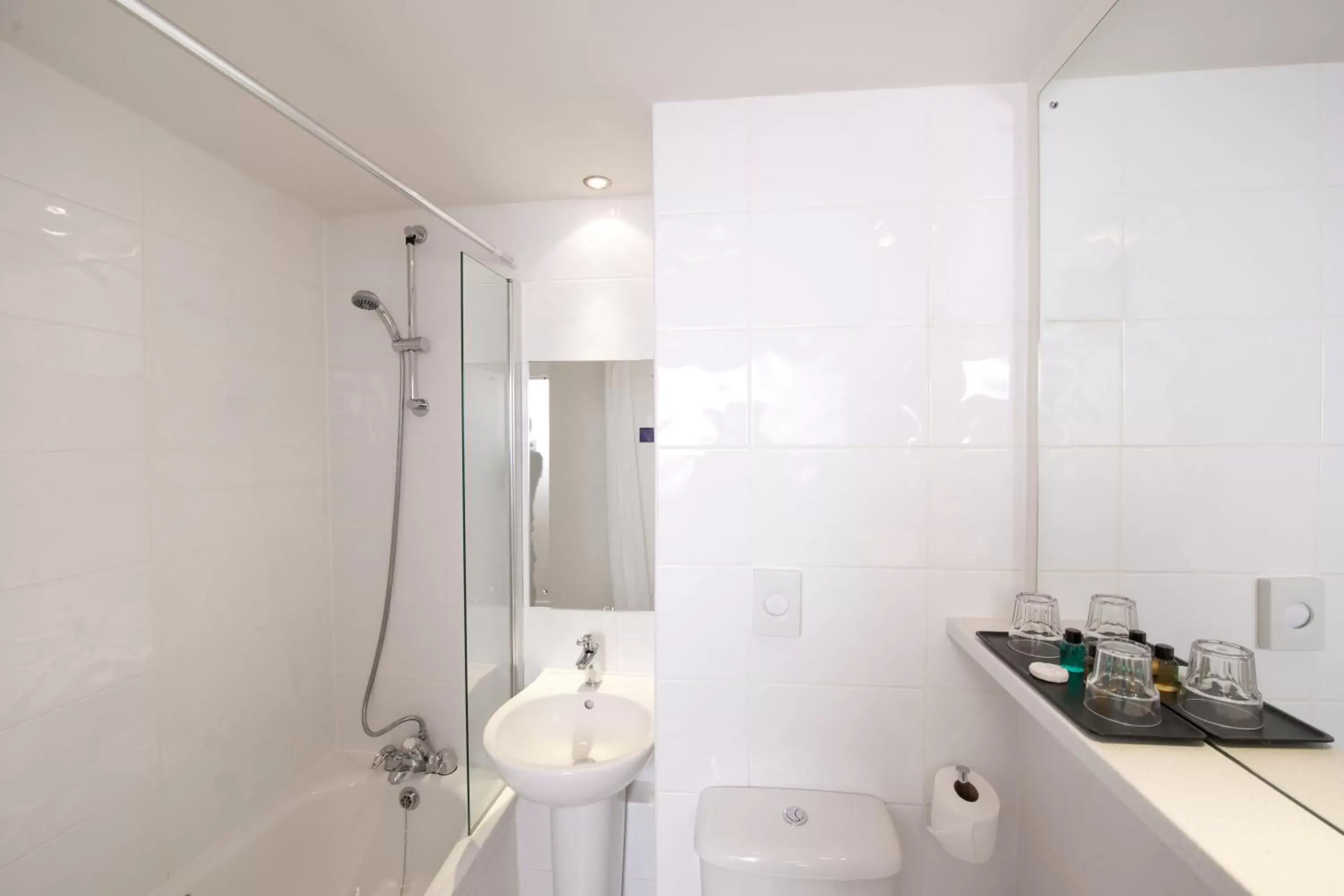 Shower, Bathroom in Leonardo Inn Glasgow West End