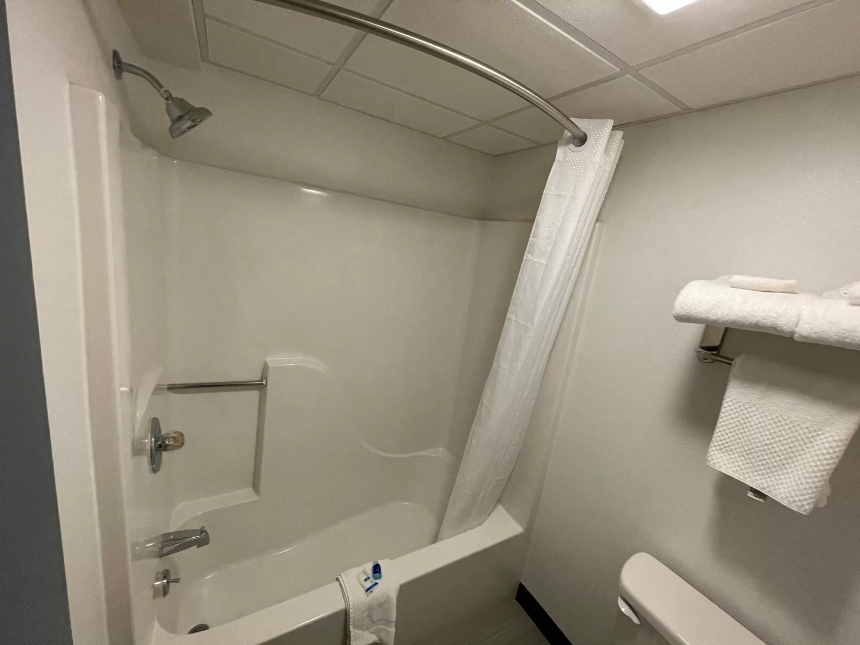 Bathroom in Lamoni Inn & Suites