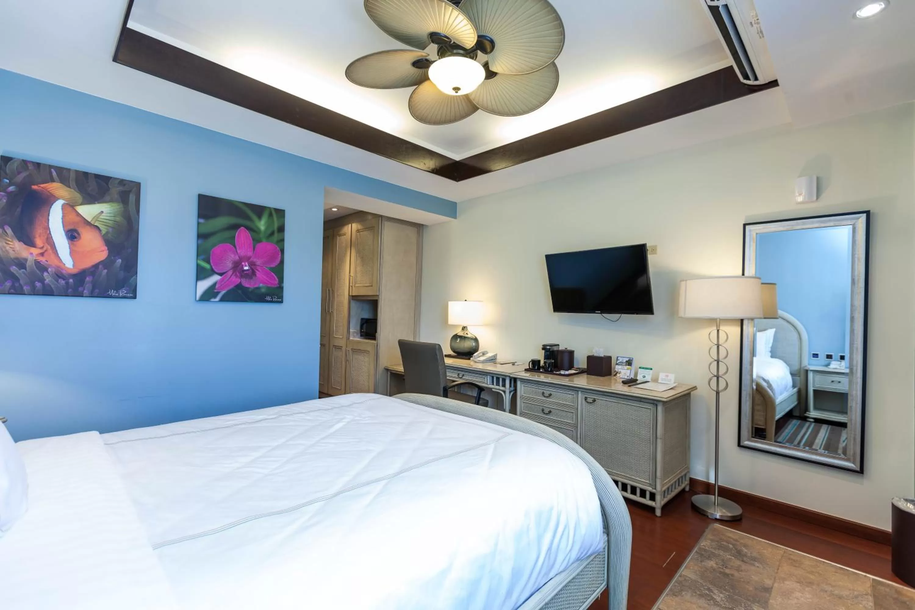 Surfrider Resort Hotel