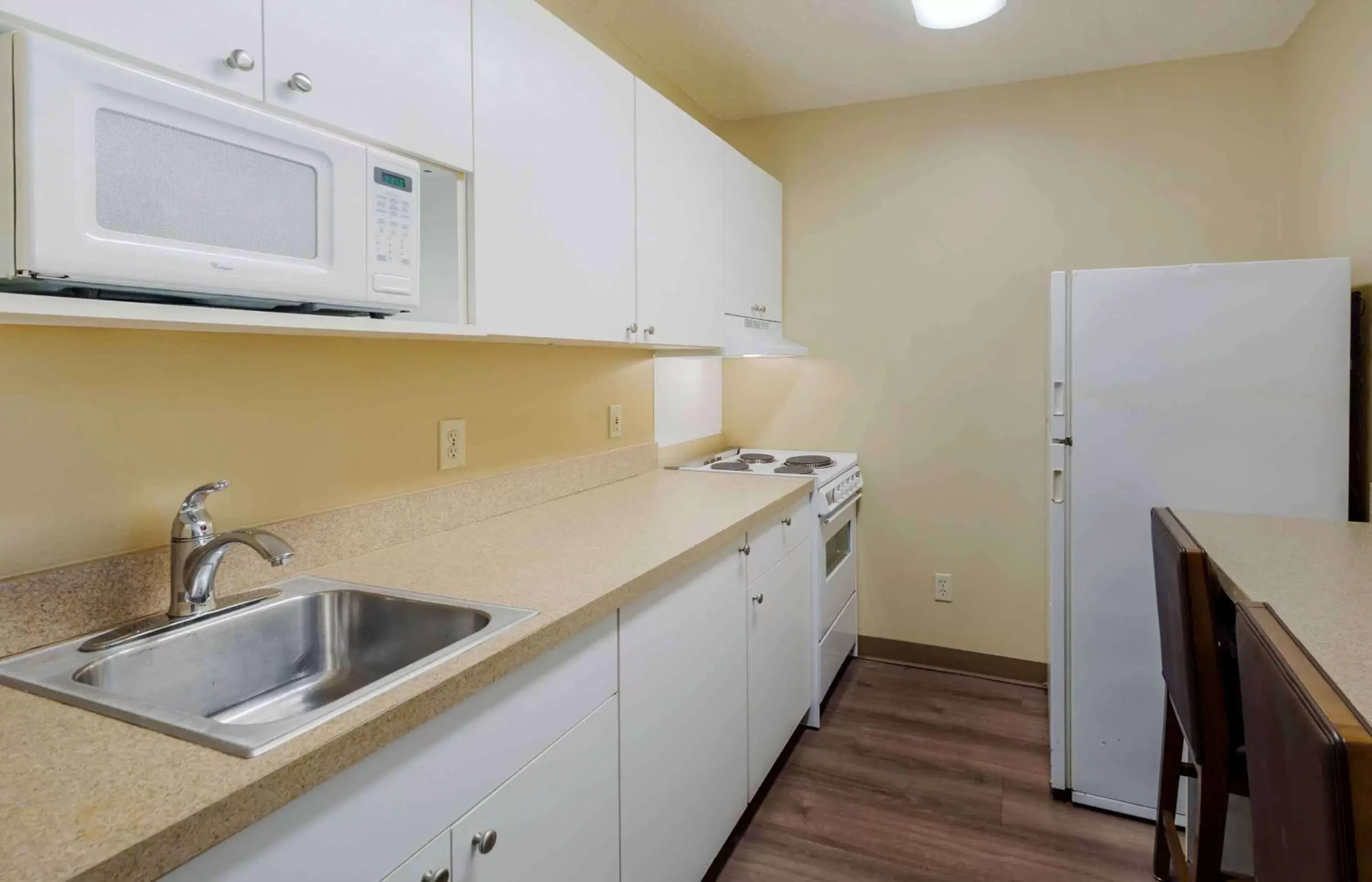 Bedroom, Kitchen/Kitchenette in Extended Stay America Select Suites - Raleigh - RTP - 4610 Miami Blvd
