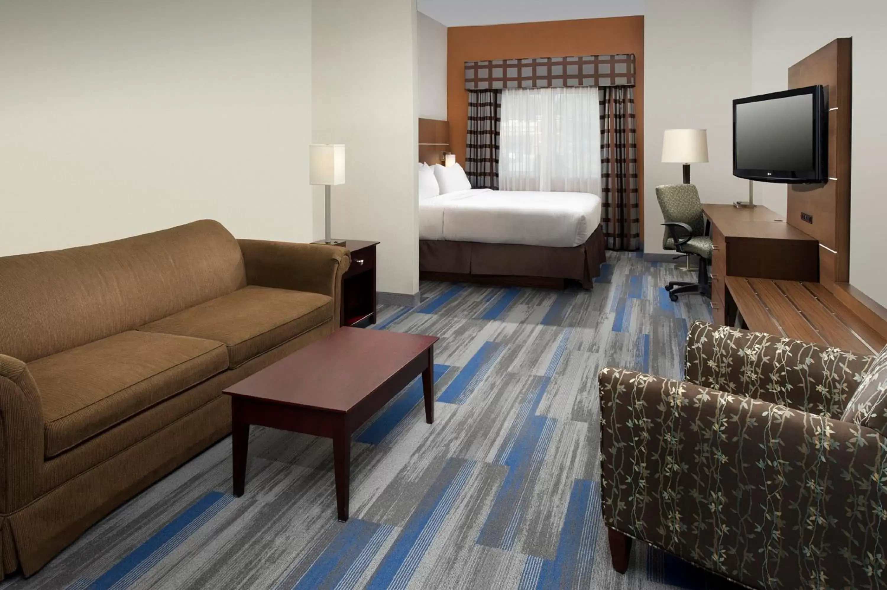 Photo of the whole room, Seating Area in Holiday Inn Express & Suites Charlottesville - Ruckersville, an IHG Hotel