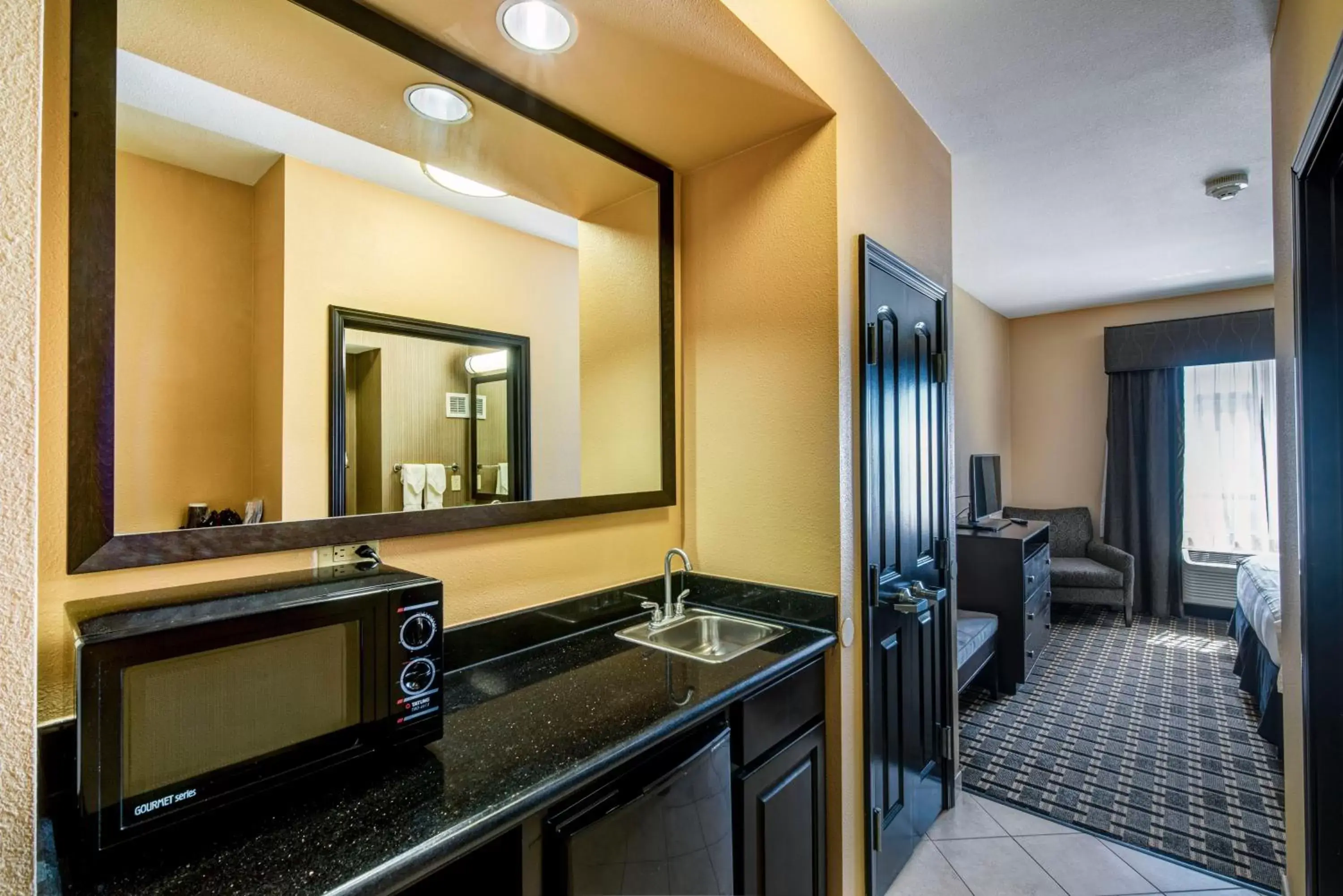 Bedroom, Bathroom in Holiday Inn Arlington Northeast, an IHG Hotel