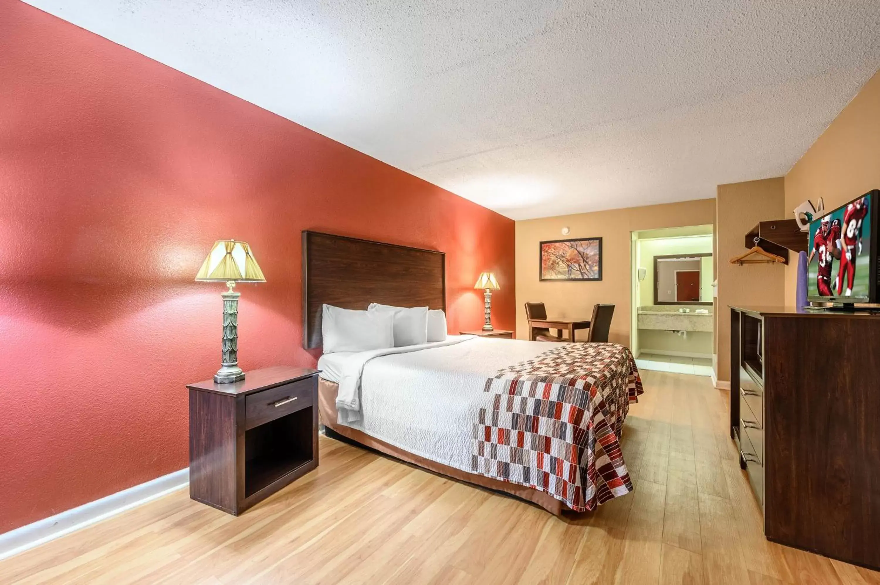 Photo of the whole room, Bed in Red Roof Inn Sylacauga