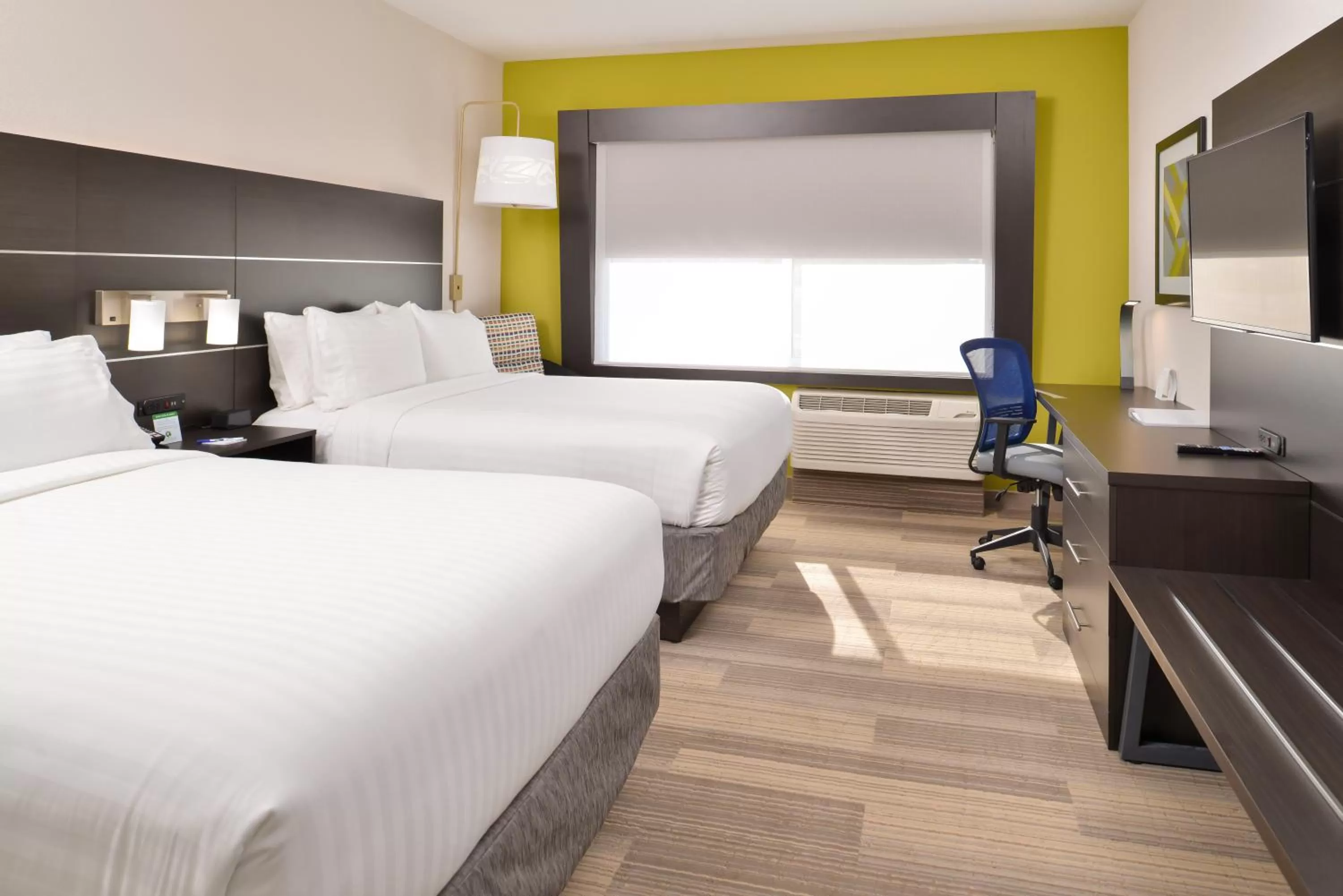 Photo of the whole room, Bed in Holiday Inn Express & Suites - Kansas City - Lee's Summit by IHG