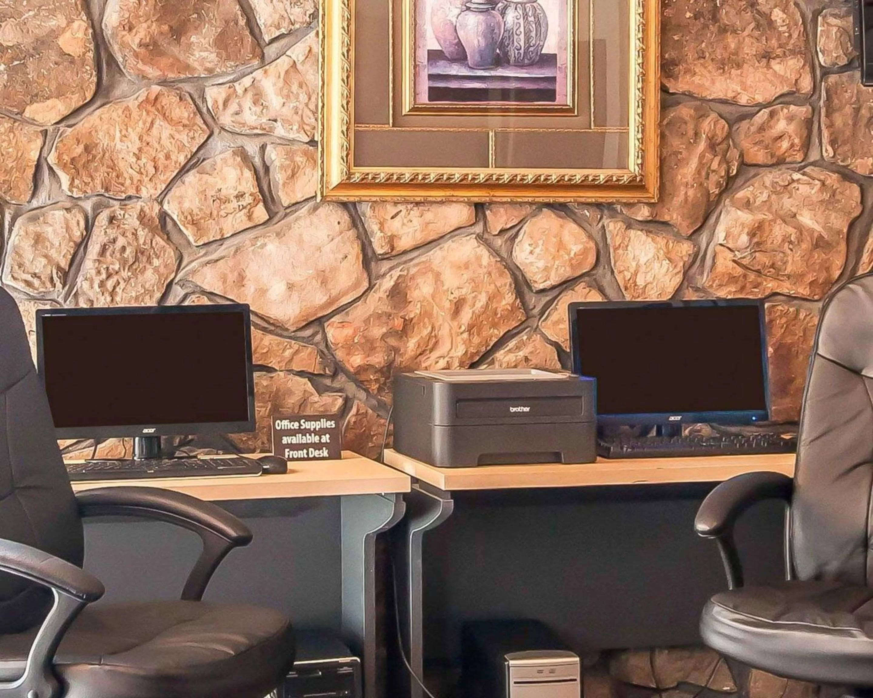 Business facilities, Business Area/Conference Room in Clarion Inn & Suites University Center