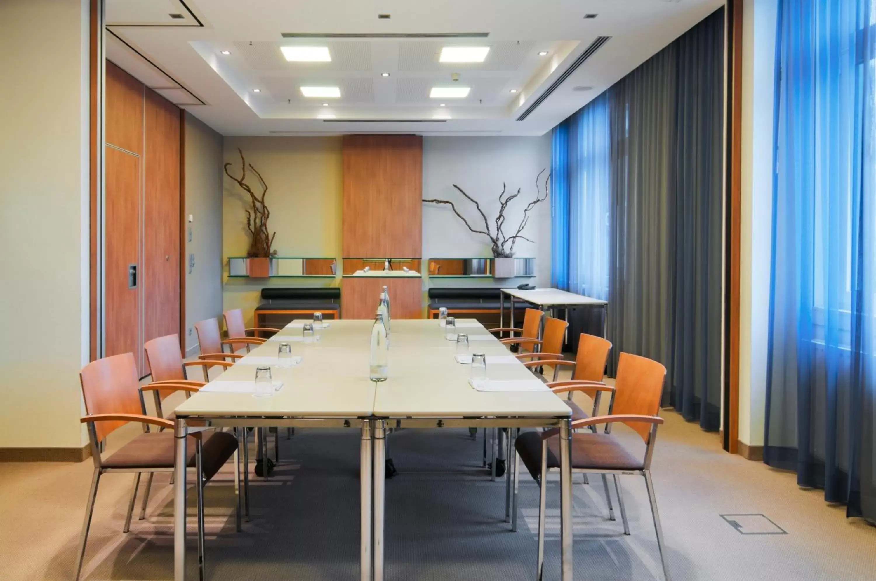 Meeting/conference room in Holiday Inn Hamburg, an IHG Hotel