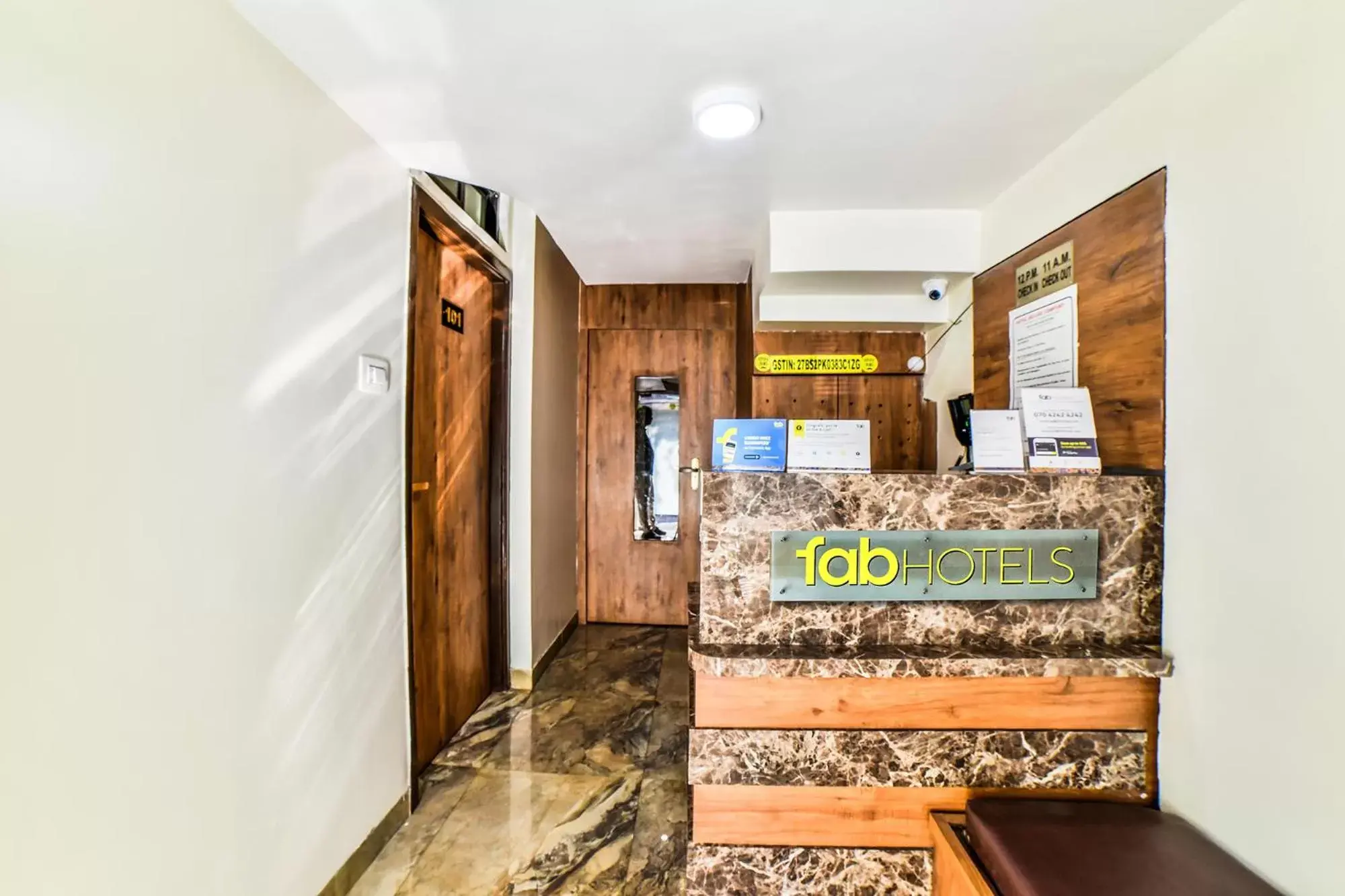 Lobby or reception in FabExpress Deluxe Comfort - Nr Kokilaben Hospital Lobby or reception in FabExpress Deluxe Comfort - Nr Kokilaben Hospital