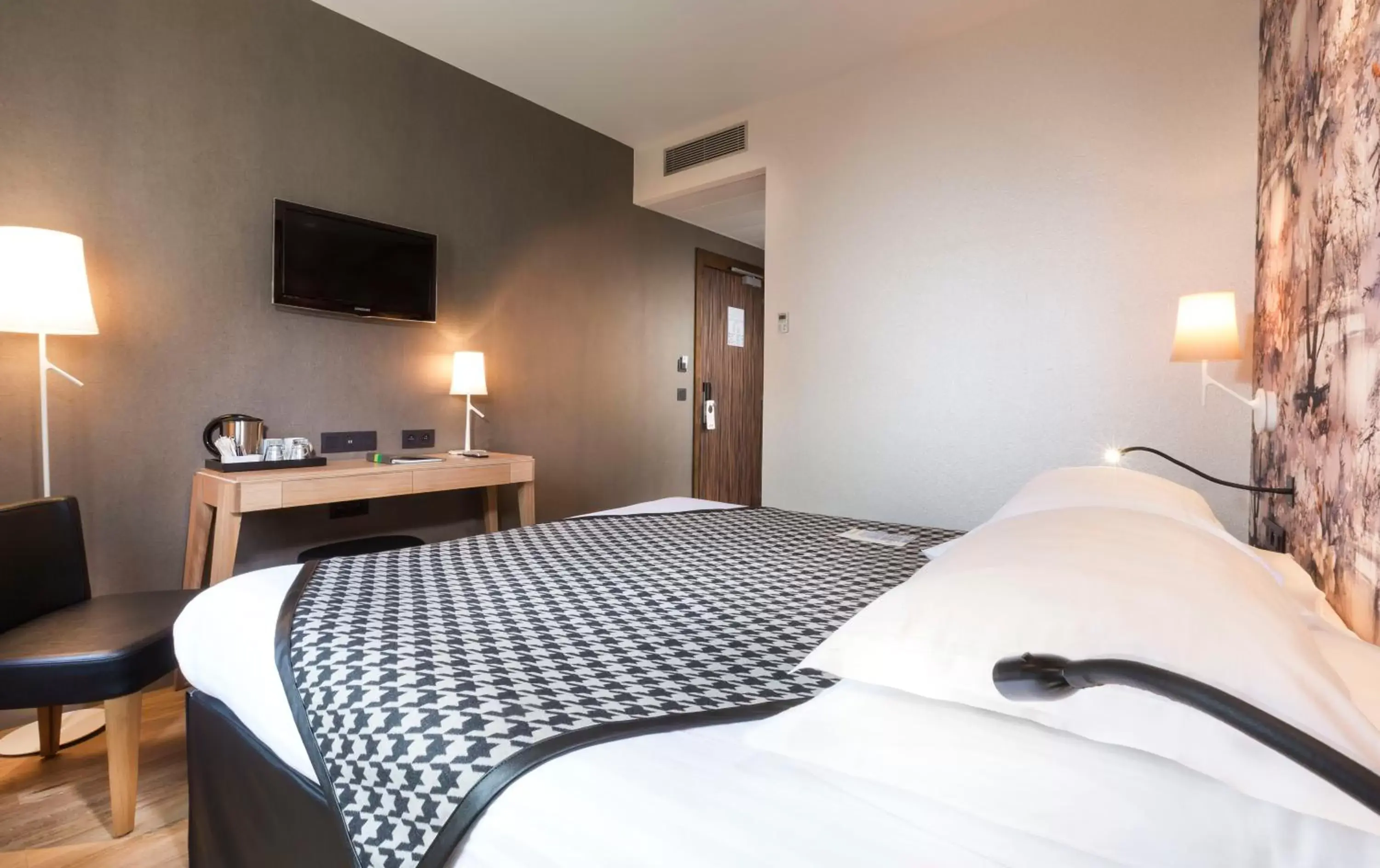 Bed in Hotel Acanthe - Boulogne Billancourt