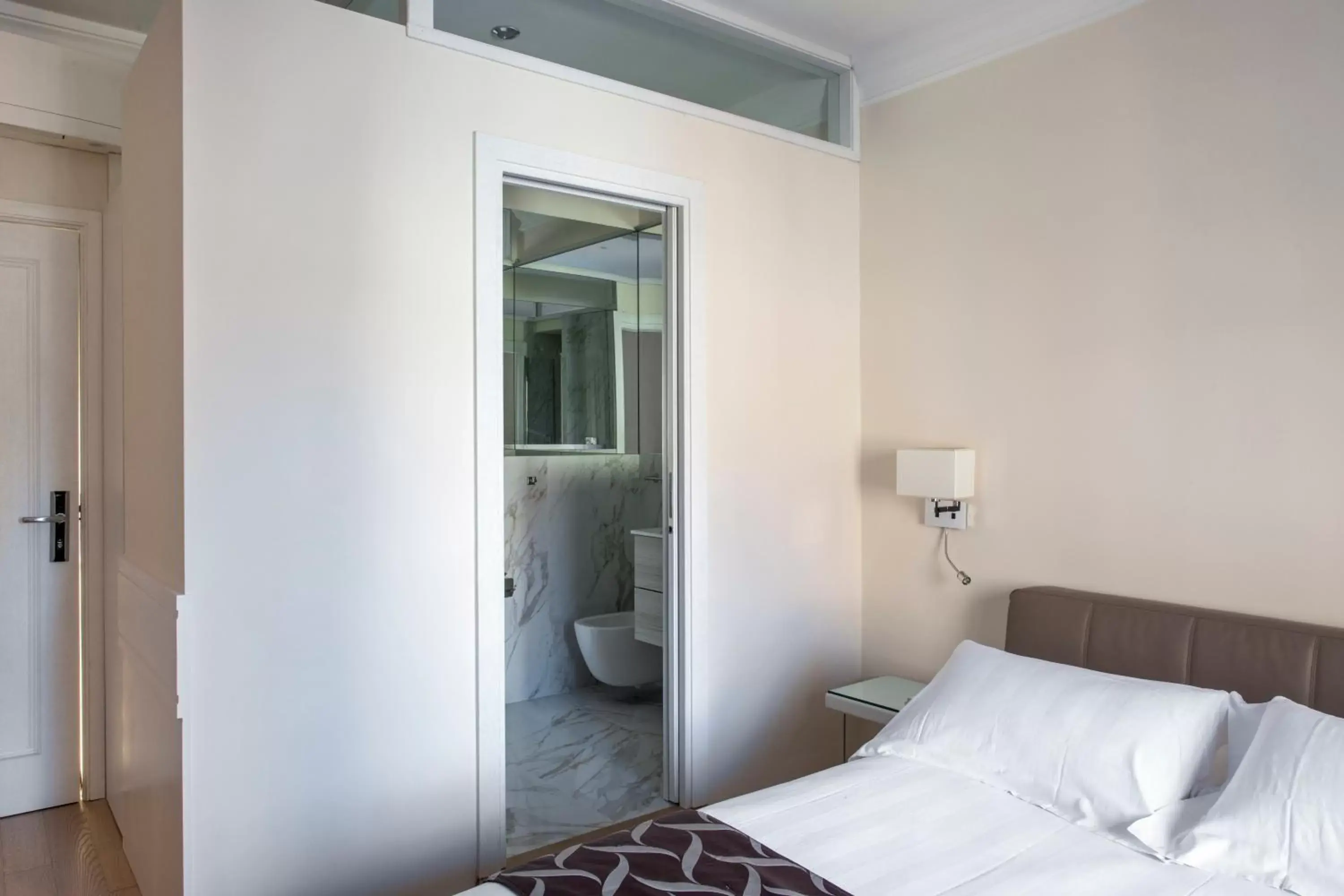 Bathroom, Bed in Hotel Scalinata Di Spagna