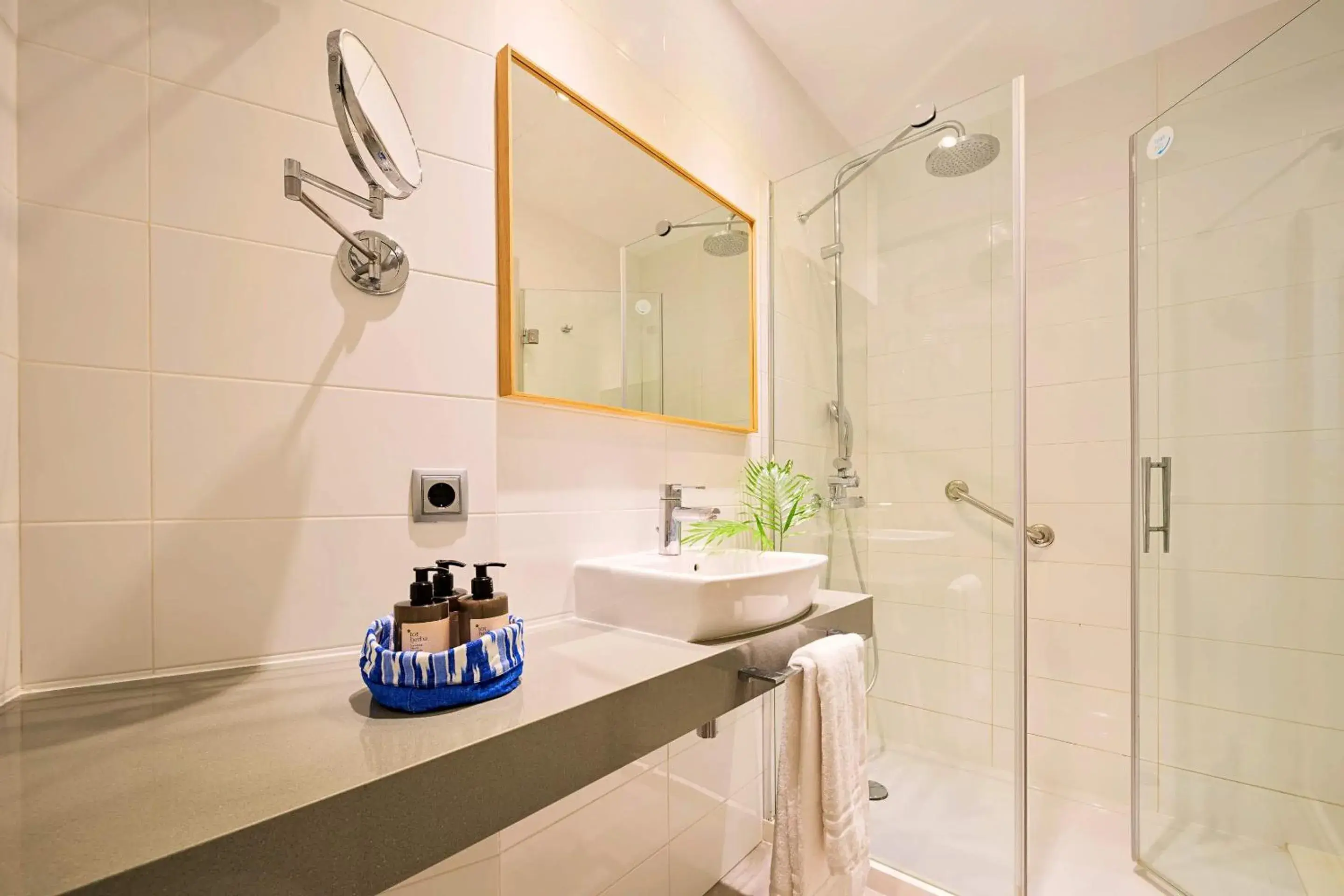 Shower, Bathroom in Mar Calma Hotel
