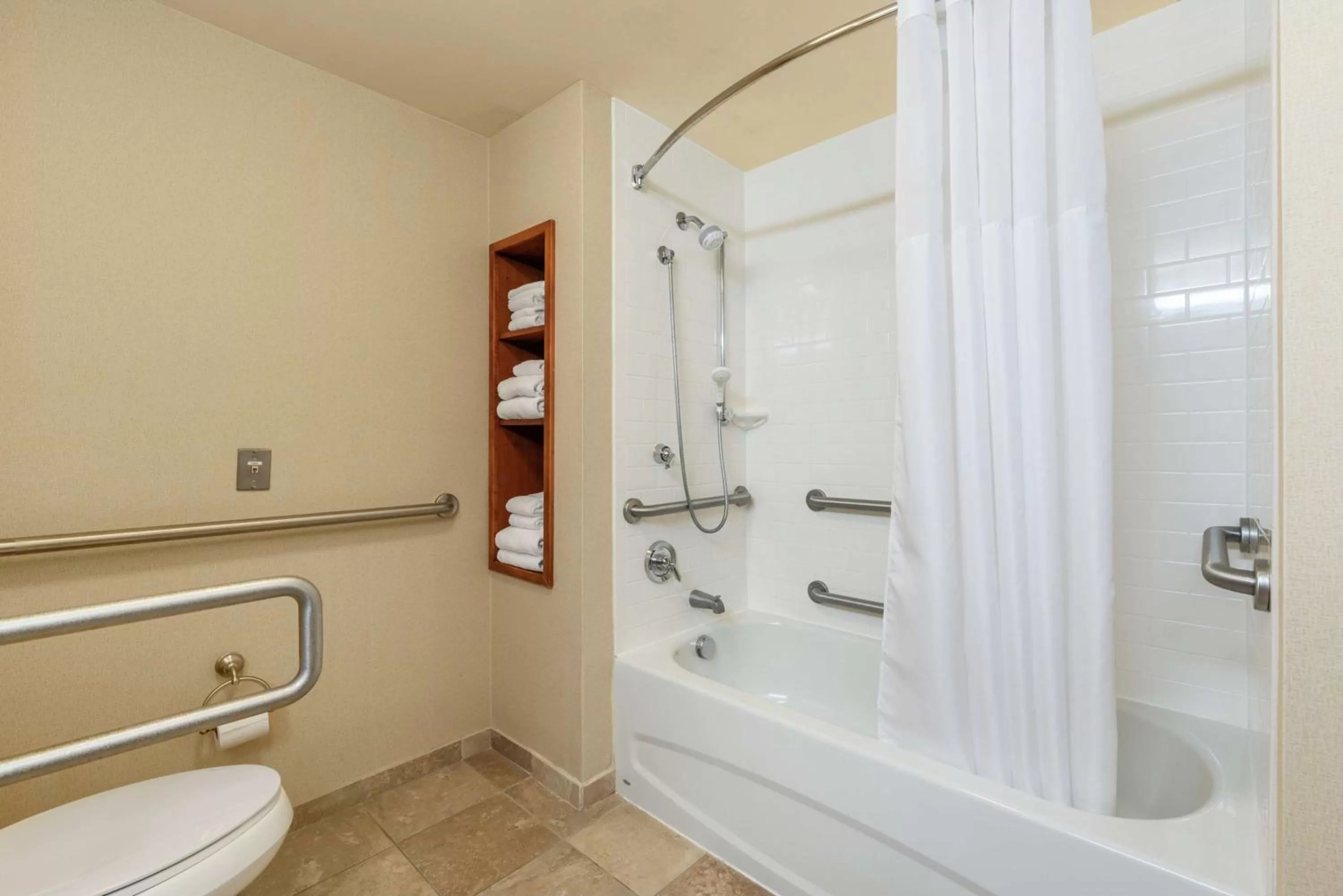 Hearing Accessible King - With Bathtub - Nonsmoking in Hampton Inn & Suites Mystic