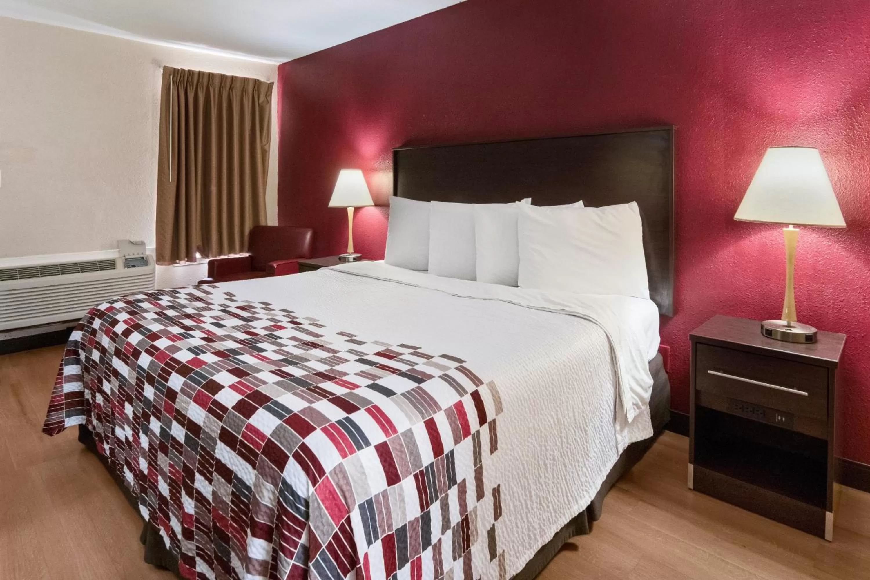 Bedroom, Bed in Sonesta Essential Ames