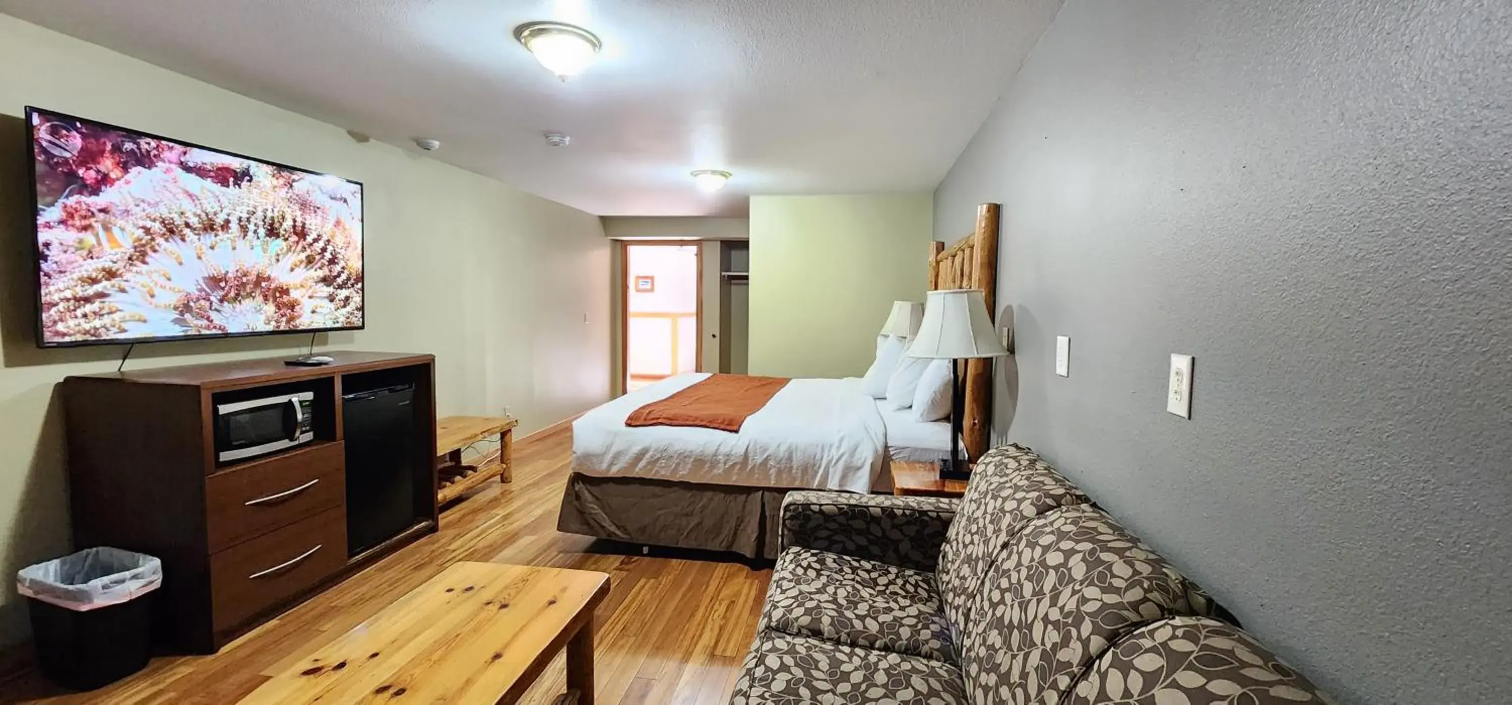 Photo of the whole room, Bed in Nisqually Lodge