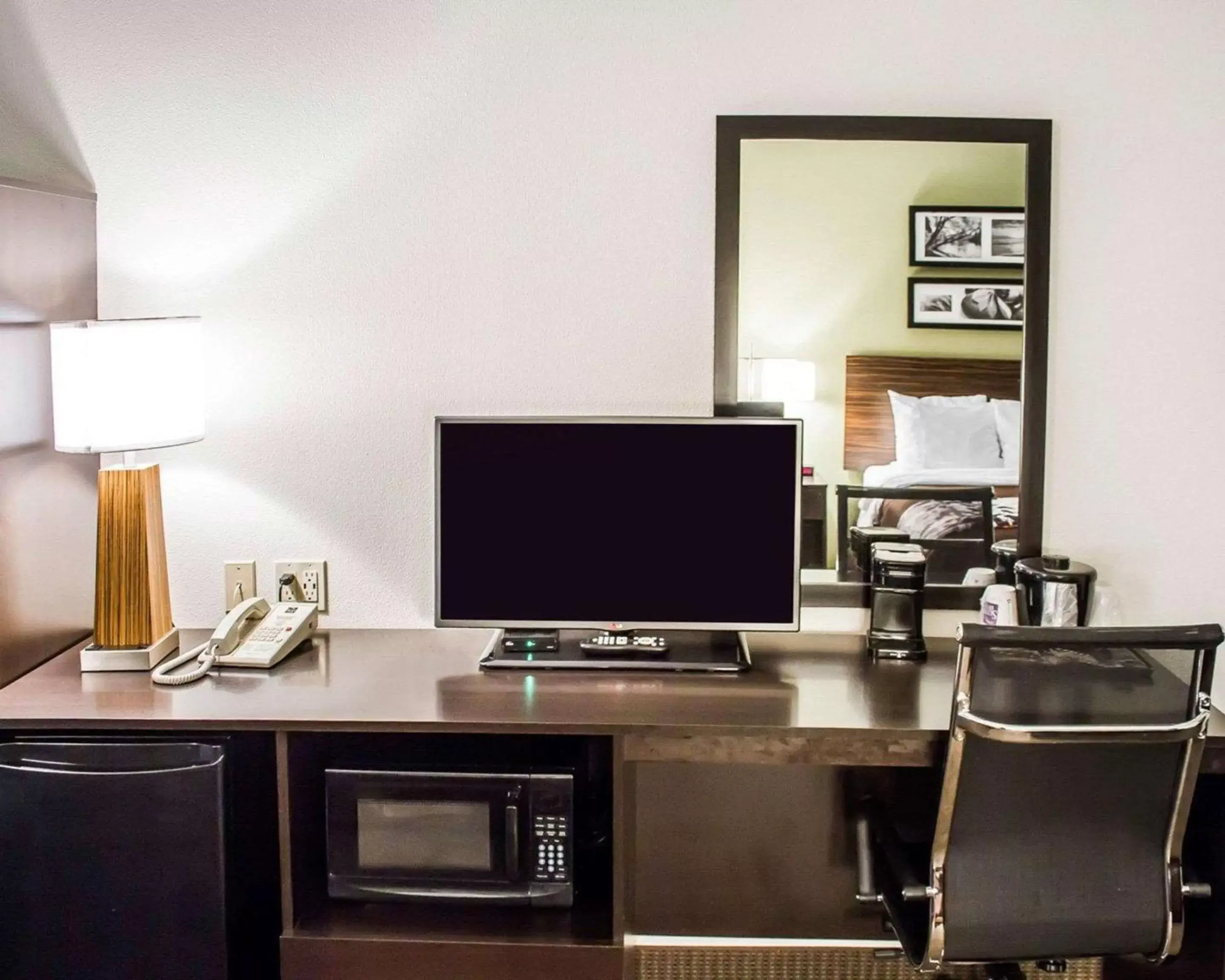 Photo of the whole room, TV/Entertainment Center in Sleep Inn & Suites Roseburg North Near Medical Center