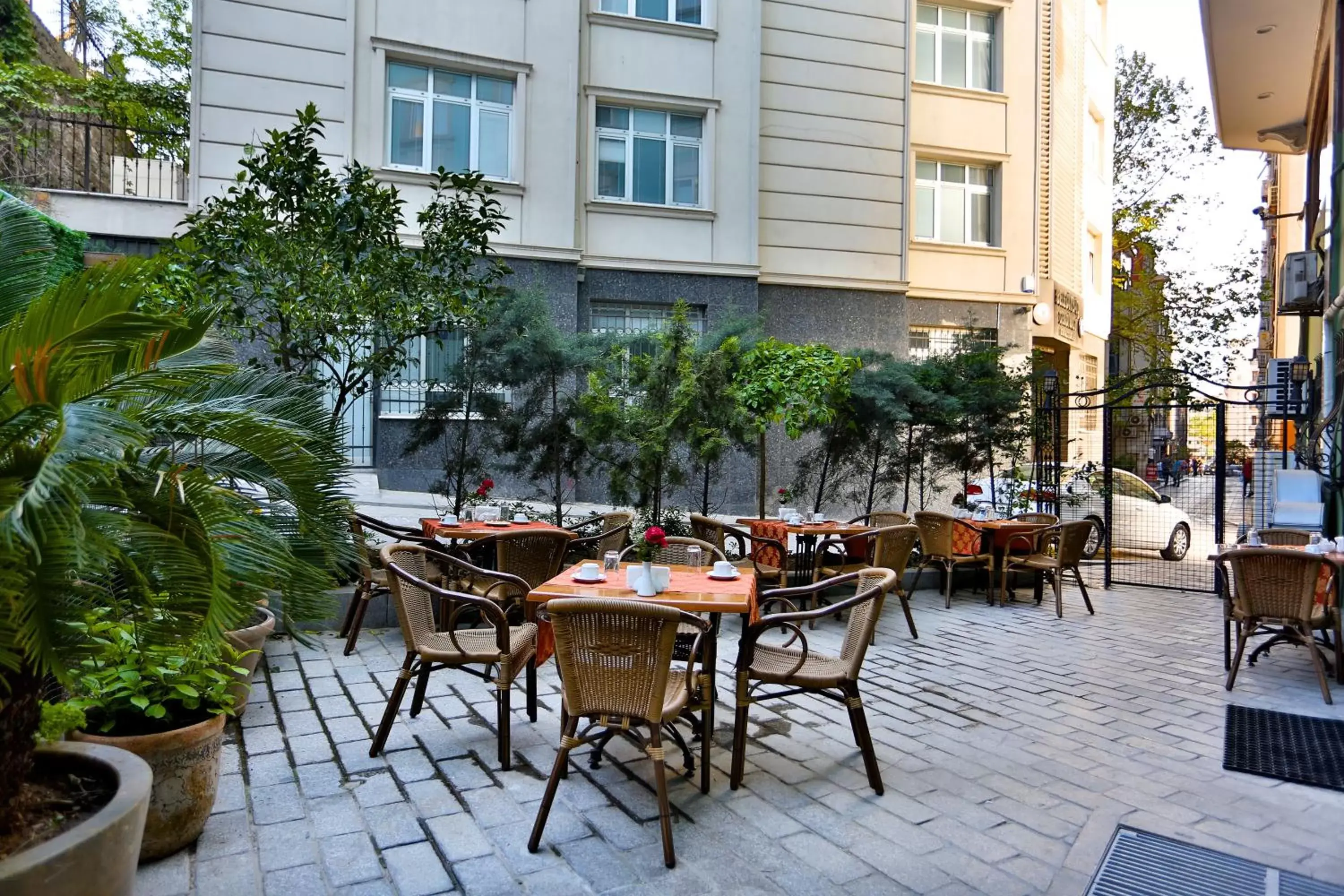 Garden, Restaurant/Places to Eat in Hotel Bulvar Palas