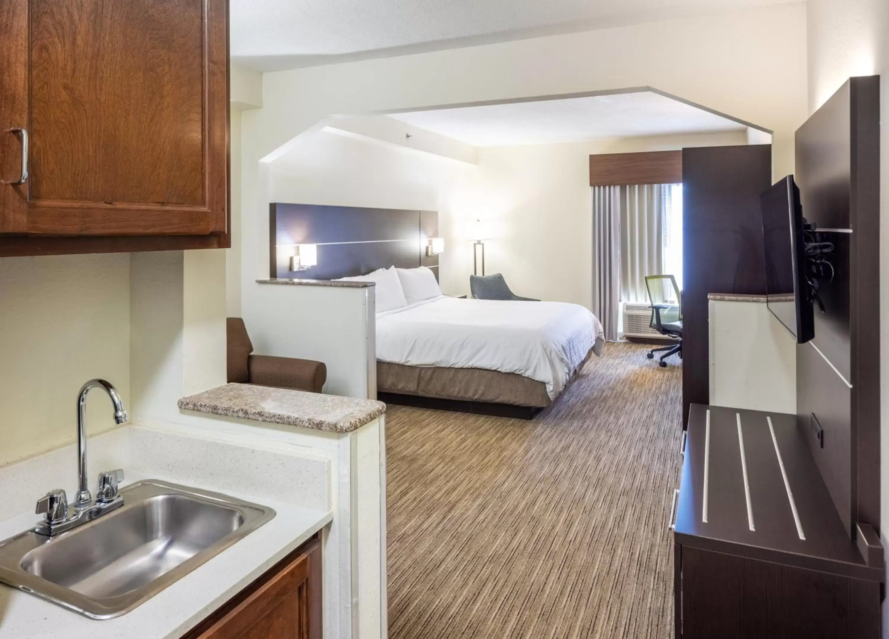 Photo of the whole room, Kitchen/Kitchenette in Holiday Inn Express Hotel & Suites Fort Payne, an IHG Hotel