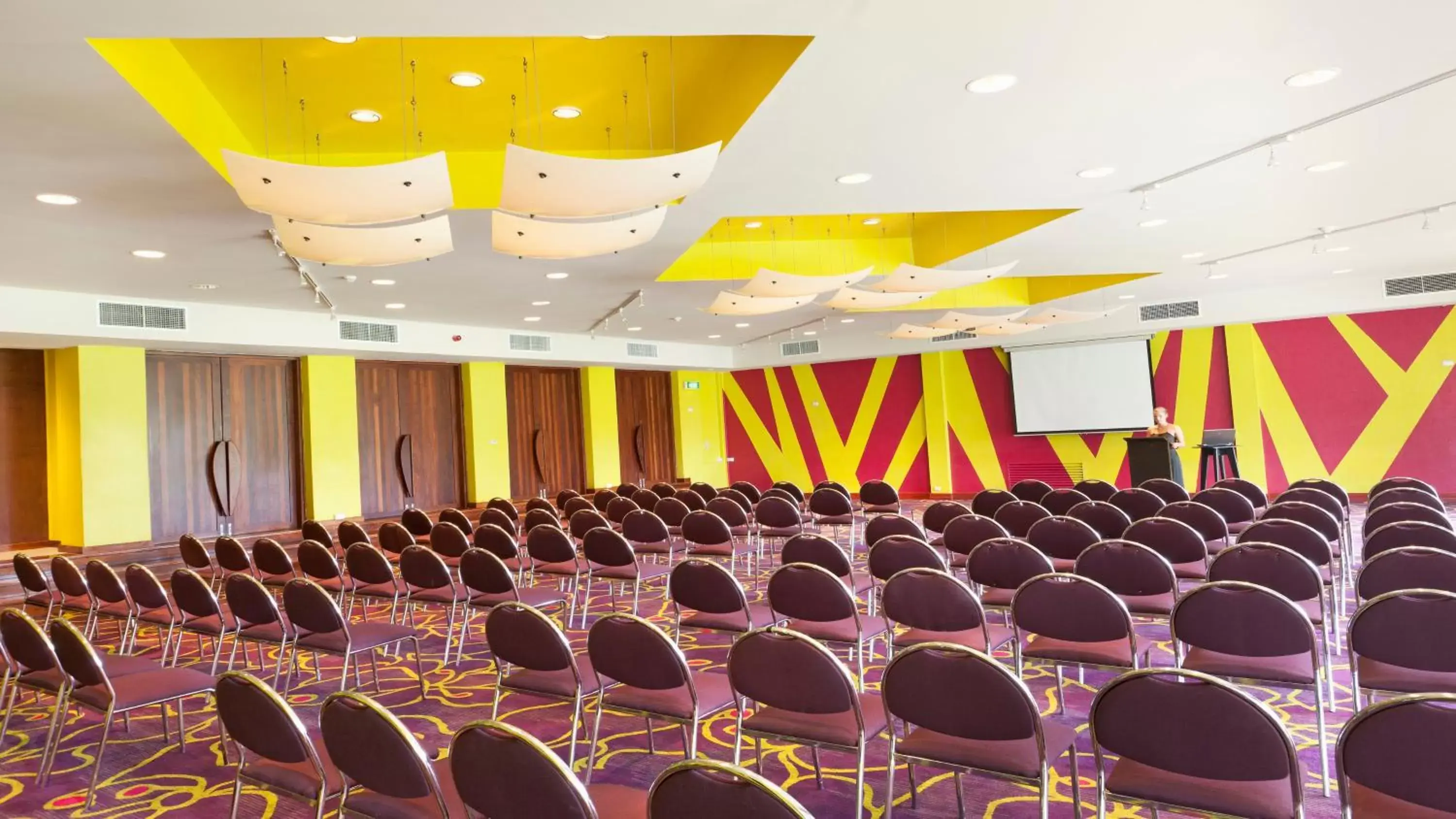 Meeting/conference room in Holiday Inn Resort Vanuatu, an IHG Hotel