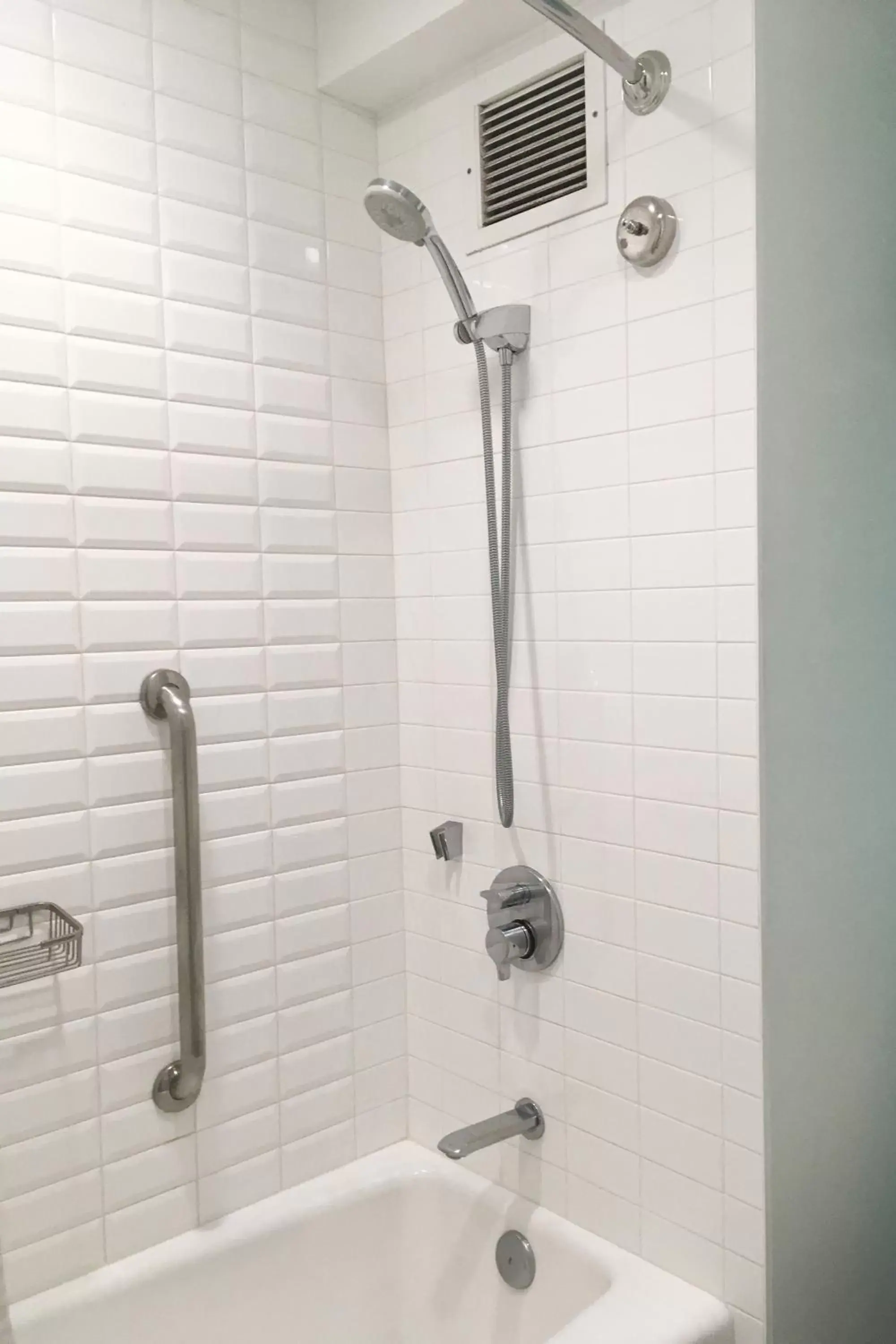 Shower, Bathroom in Kaimana Beach Hotel