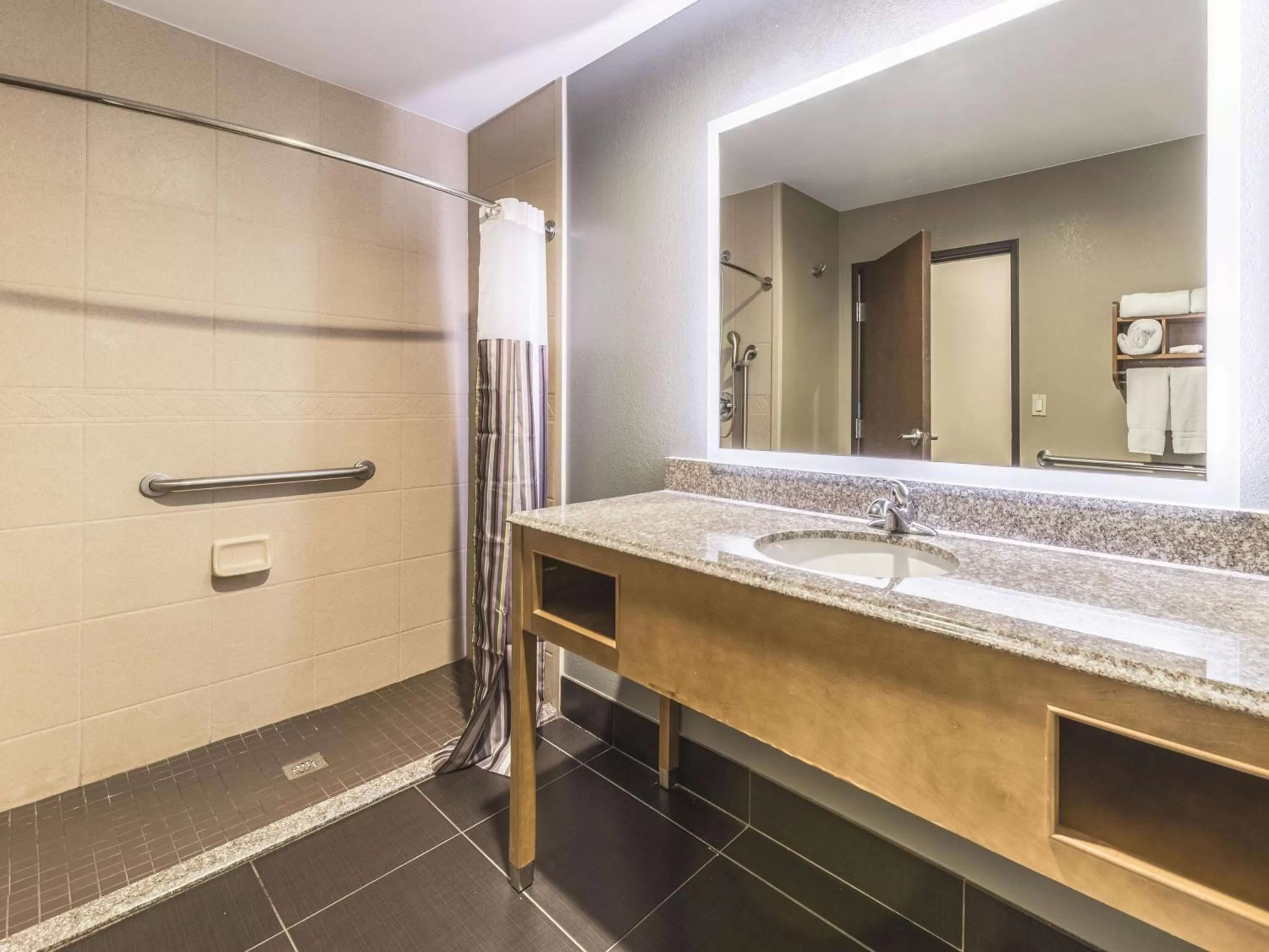 Photo of the whole room in La Quinta by Wyndham Tulsa - Catoosa