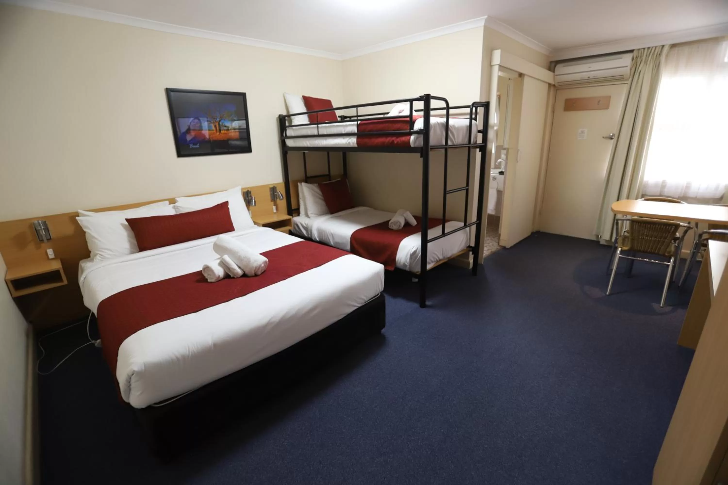 Property building, Bed in Townhouse Motel Cowra