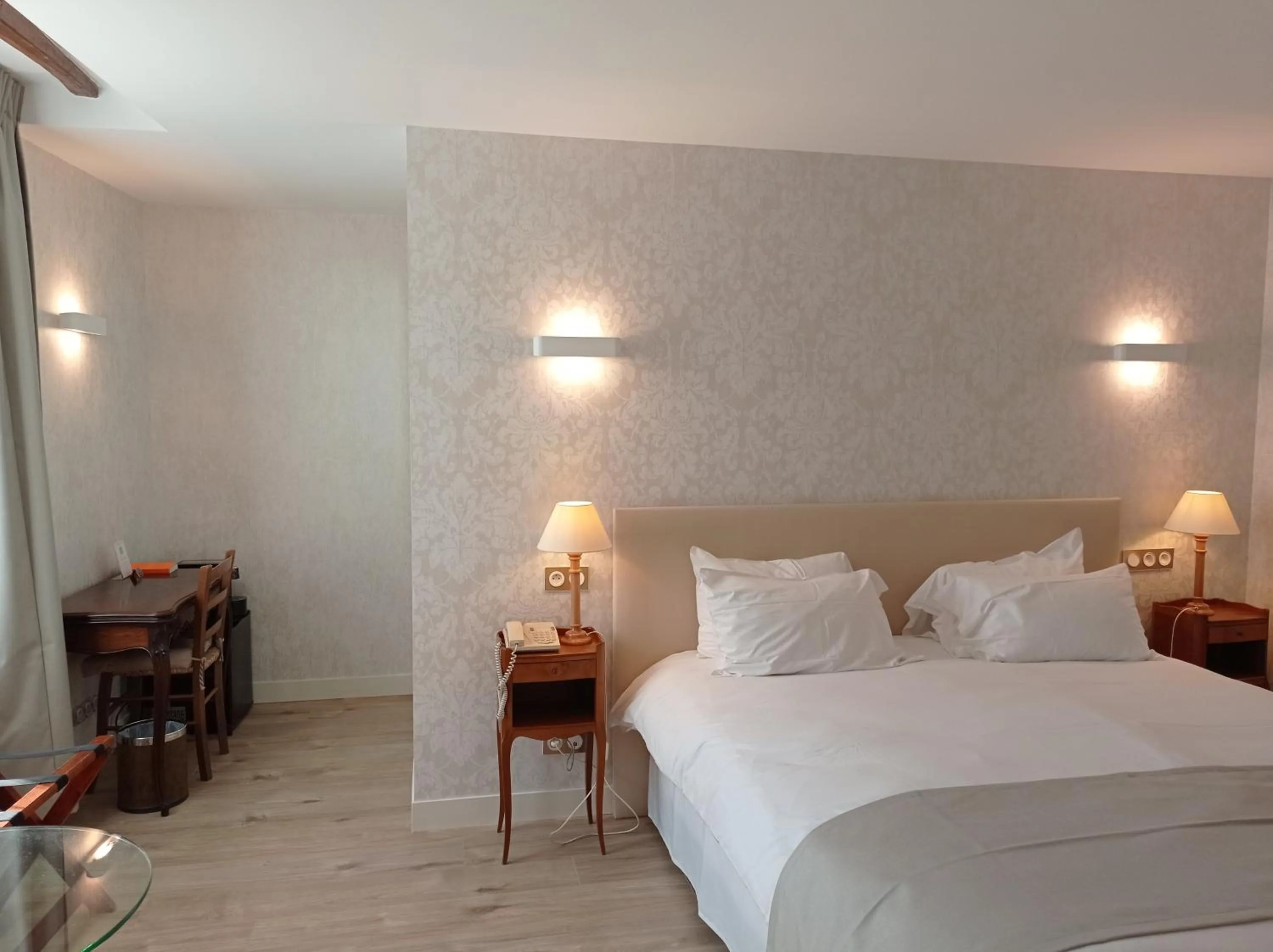 Photo of the whole room, Bed in Hôtel Grand Monarque