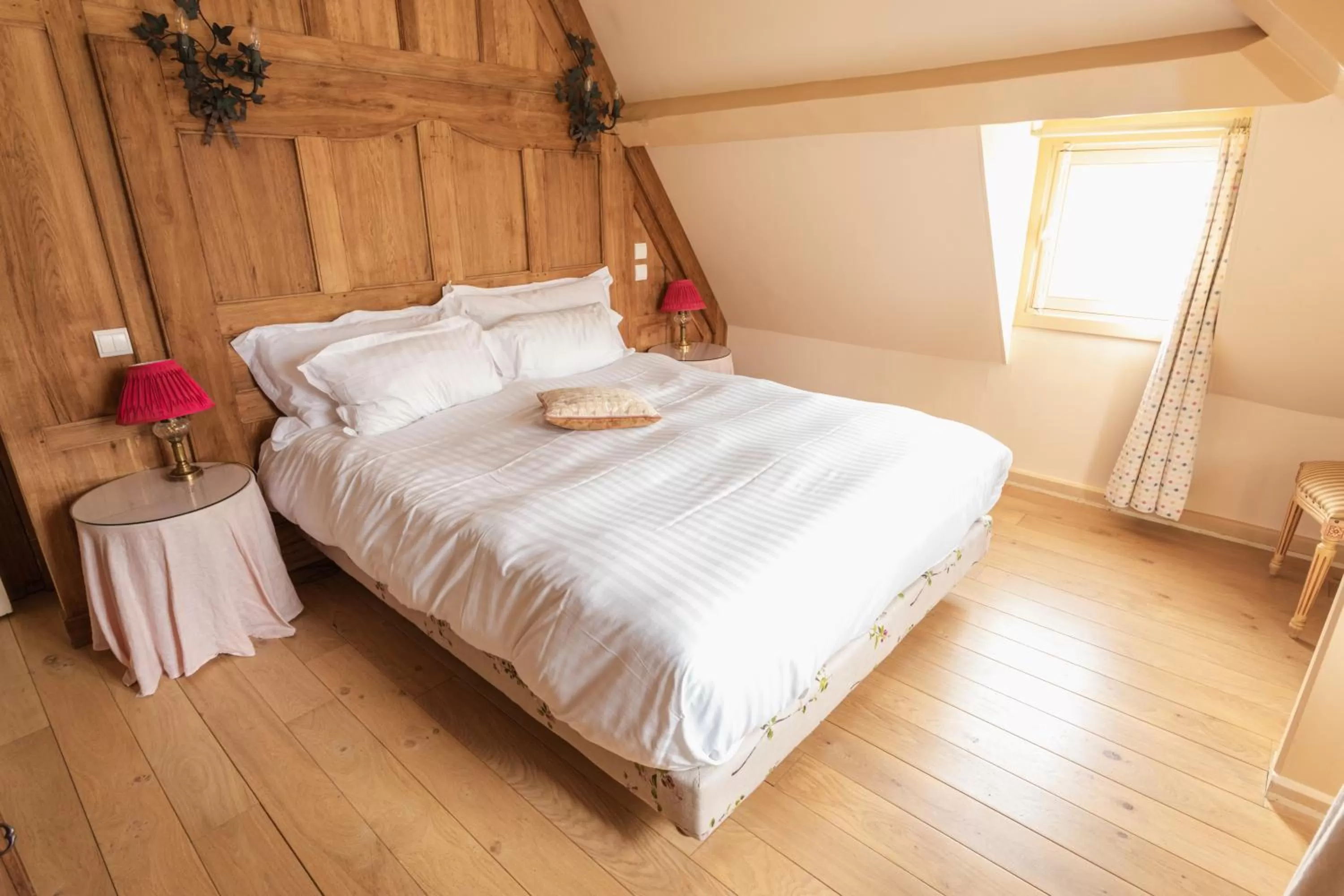 Bedroom, Bed in Le Manoir des Impressionnistes - Bord de Mer