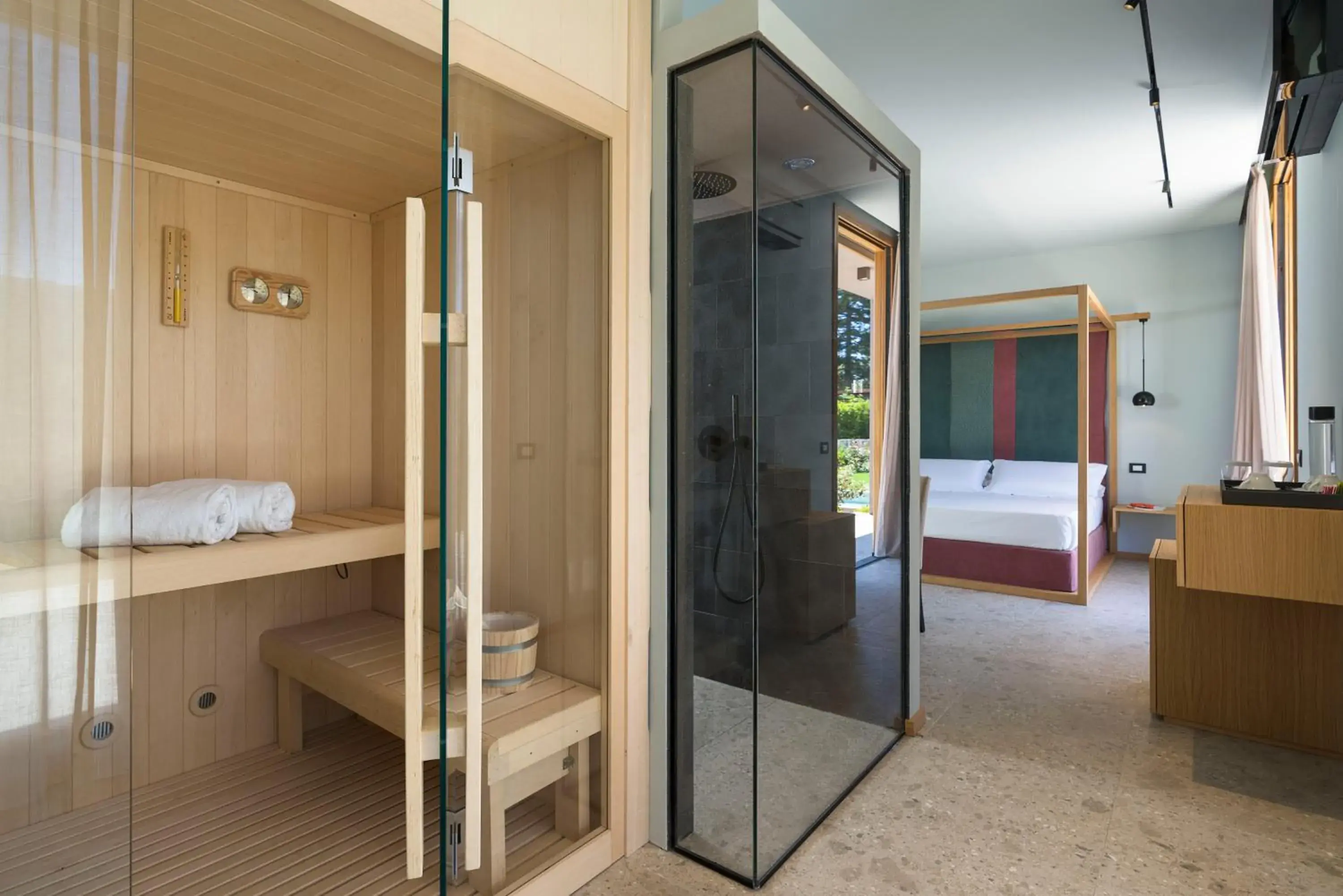 Shower in Villa Neri Resort & Spa