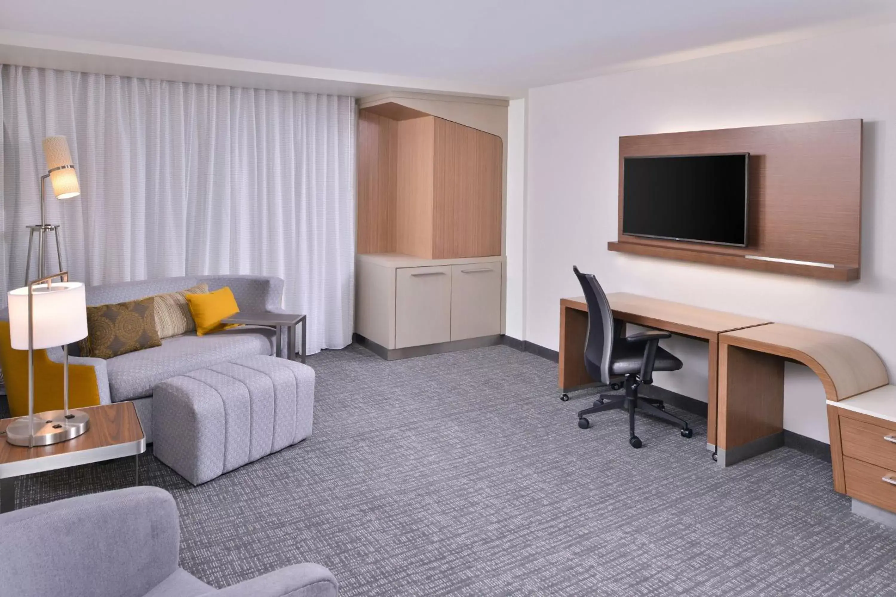 Living room, TV/Entertainment Center in Courtyard by Marriott Columbus Grove City