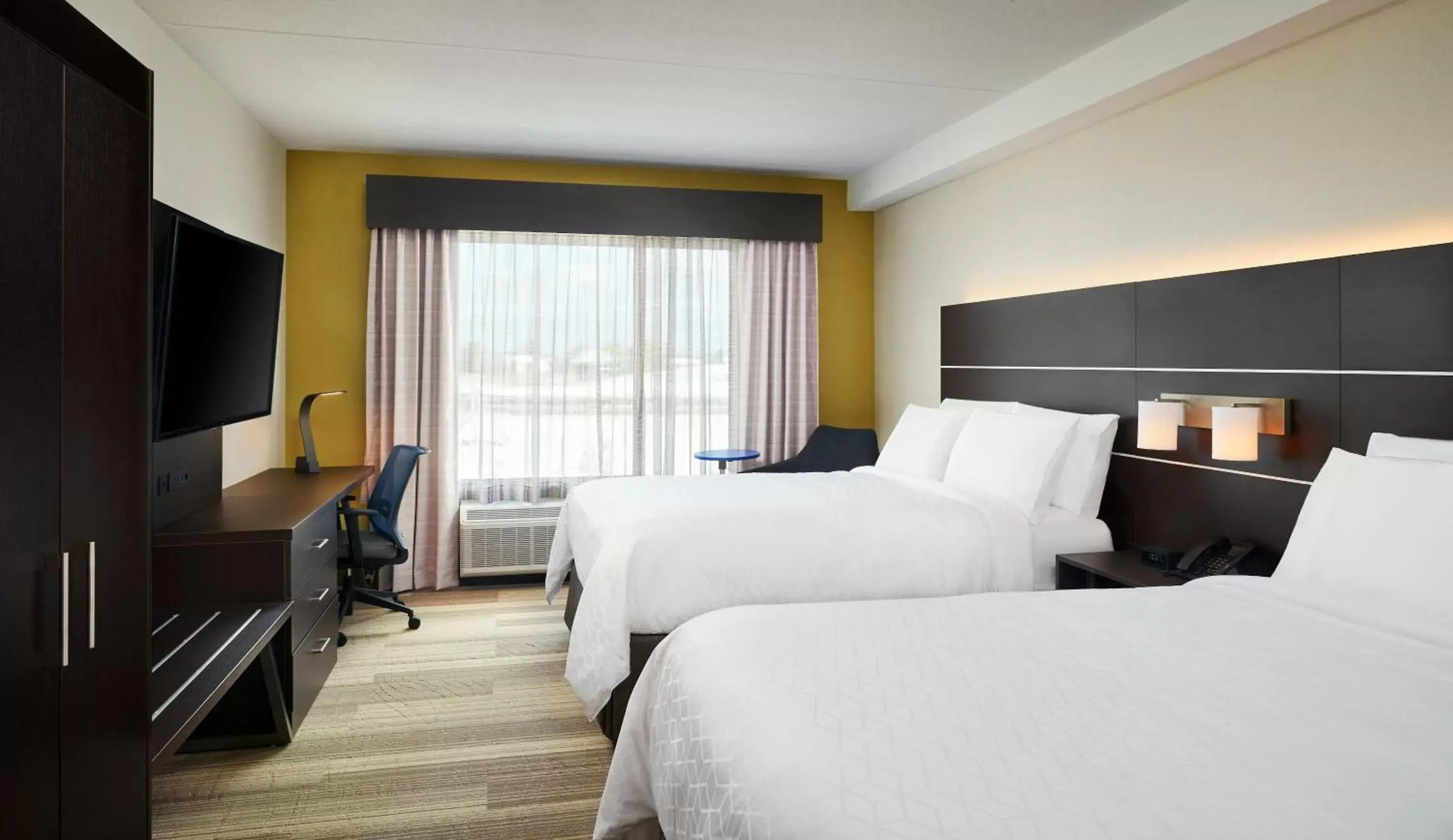 Photo of the whole room, Bed in Holiday Inn Express & Suites Windsor East - Lakeshore, an IHG Hotel