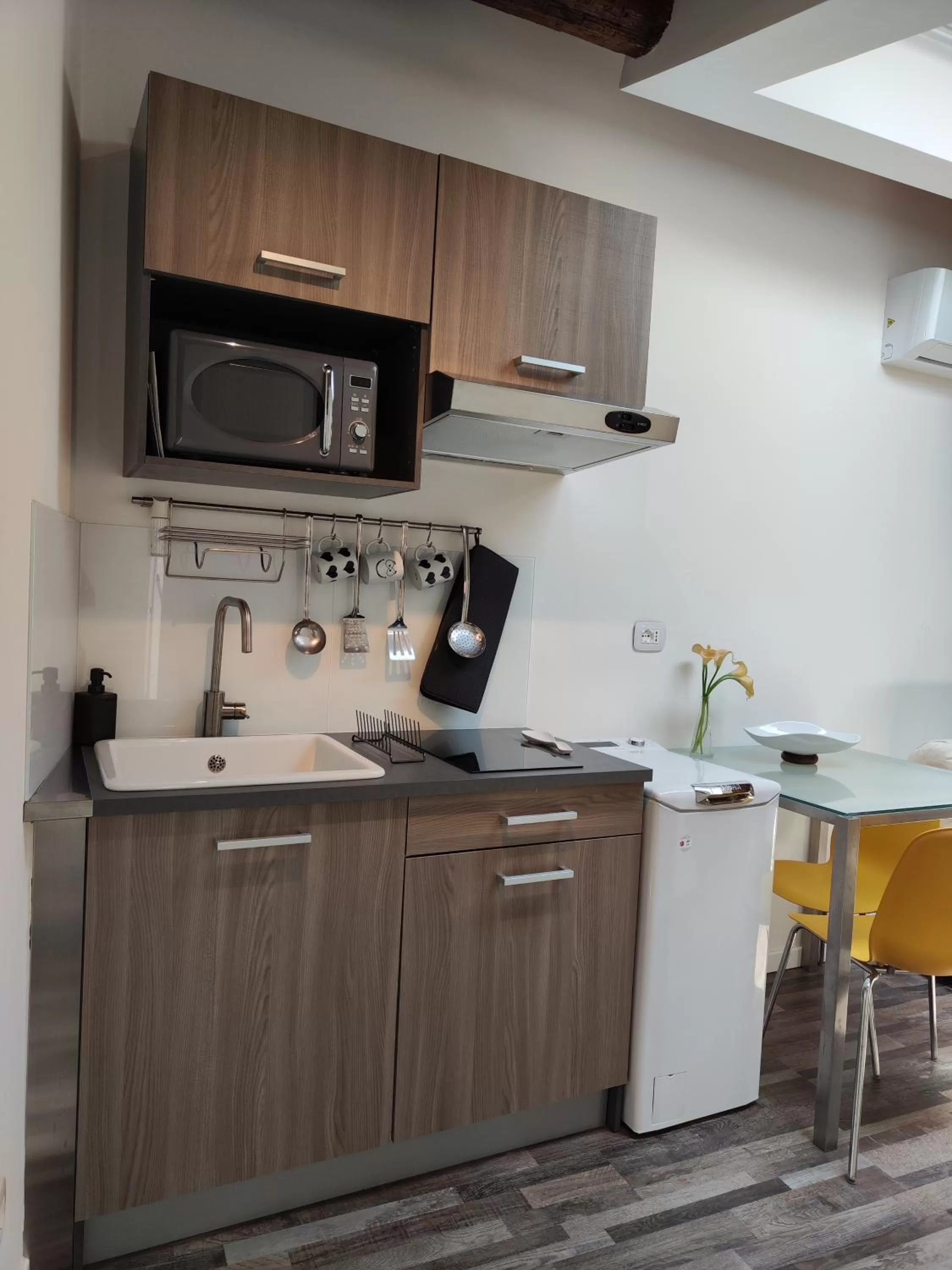 Kitchen or kitchenette in San Francesco Rooms and Apartment with Terrace in Palermo Locazione Turistica