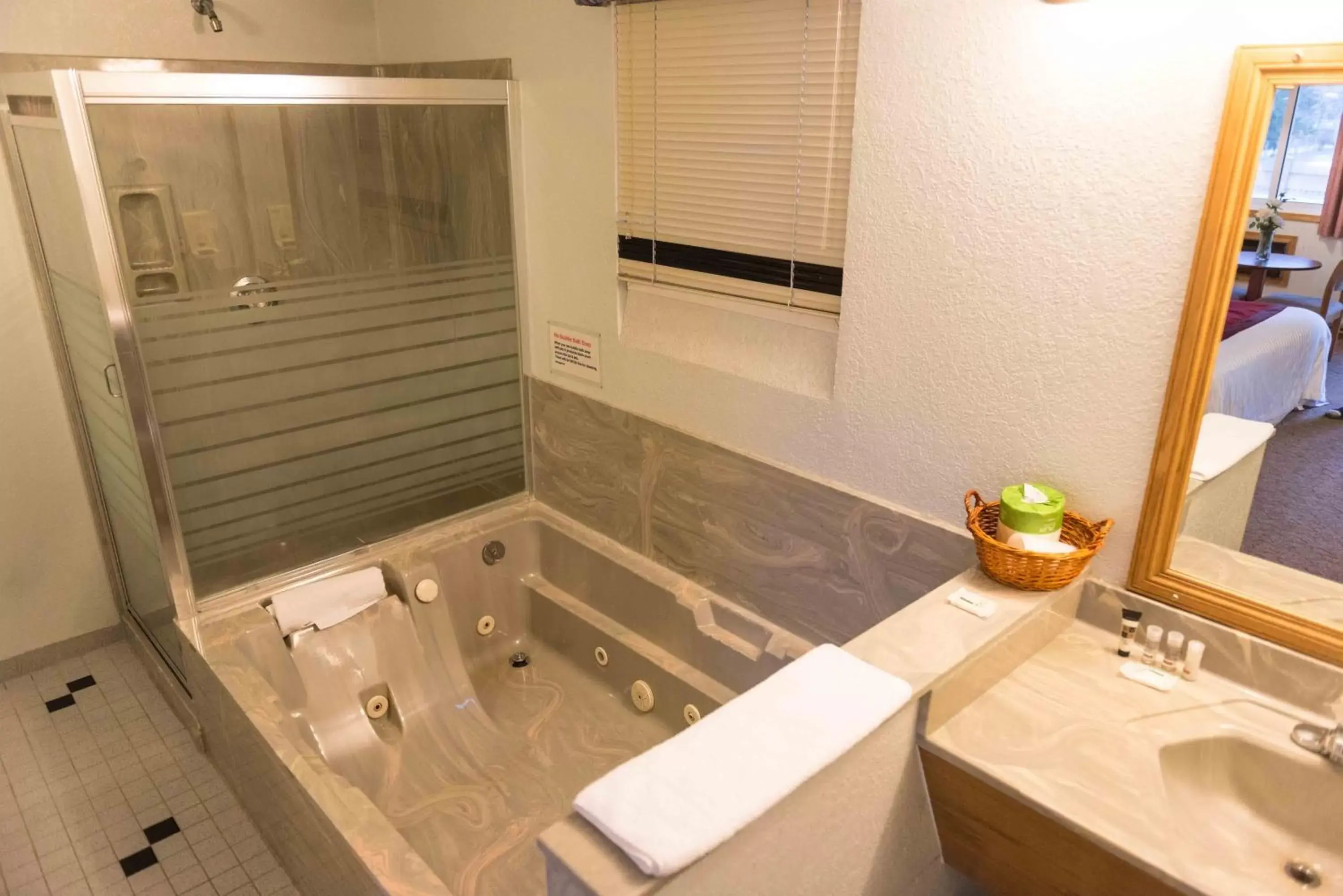 Shower, Bathroom in Radium Park Lodge