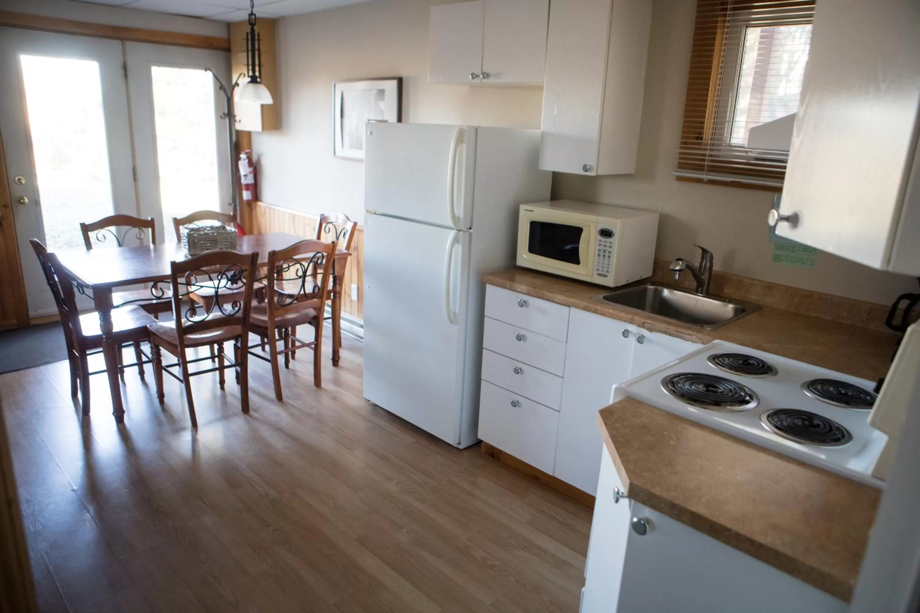 Kitchen/Kitchenette in Le Montagnard, Auberge Hôtel & Chalets