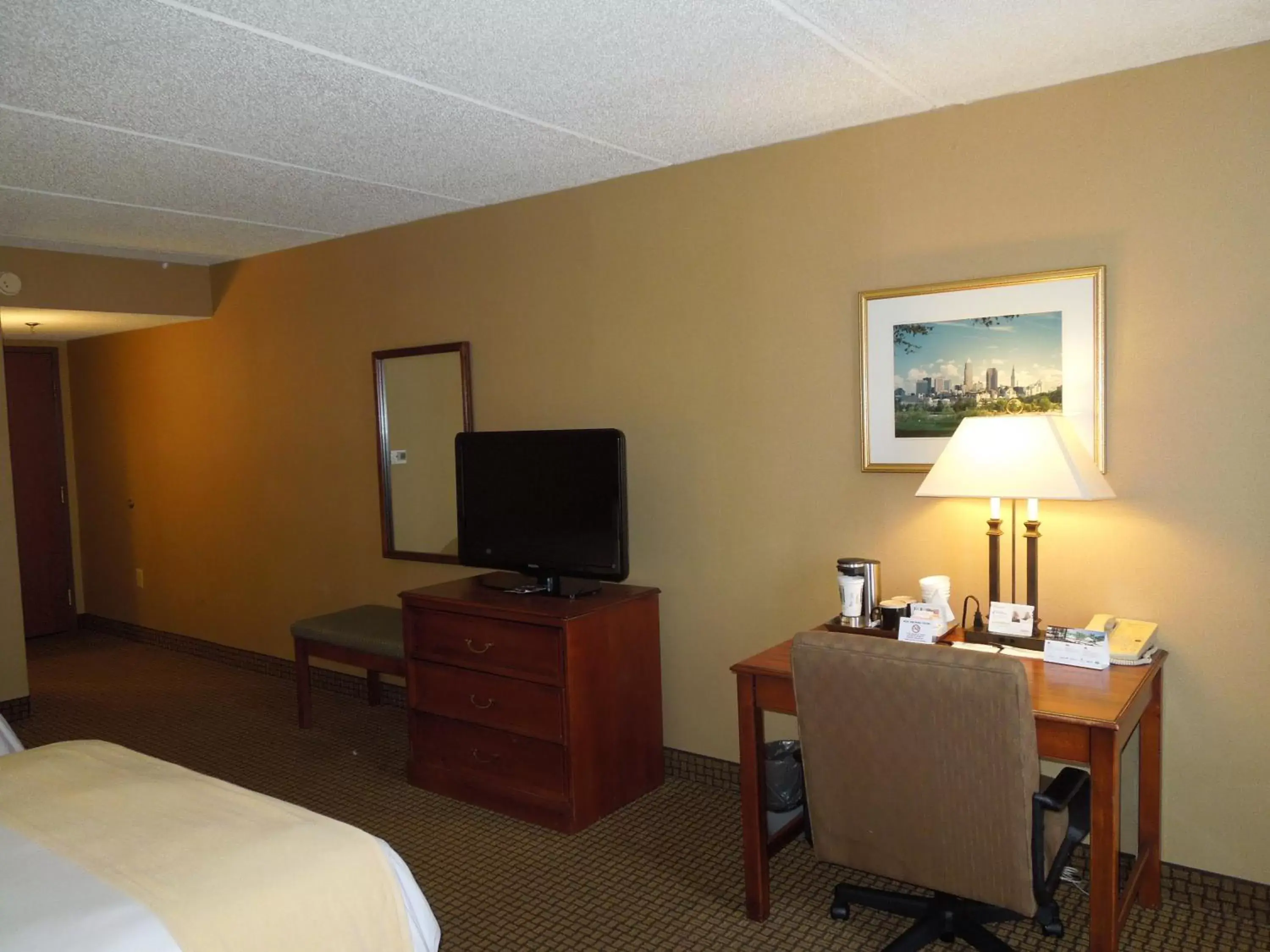 Bedroom, TV/Entertainment Center in Radisson Cleveland Airport